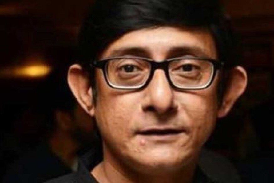 ▪️এই হল অভিনেতার জীবন৷ নিজের জীবনের অনুভূতিগুলিকে মেকআপের মধ্যে ঢেকে শুধু অভিনয় করা! তাই তো কথায় বলে দ্য শো মাস্ট গো অন৷ যতই বিরহ আসুক না কেন, সবকিছুকে দূরে সরিয়ে ক্যামেরার সামনে নিপুনভাবে সংলাপ বলতে হবে অভিনেতাকে৷ সেখানে কোনও রকমভাবে ধরা পড়তে পারবে না তাঁর ব্যক্তিগত জীবনের আবেগ৷ যা করে দেখালেন কাঞ্চন৷ নিজের কাঁদতে কাঁদতেও দর্শকদের হাসালেন তিনি! ▪️এই হল অভিনেতার জীবন৷ নিজের জীবনের অনুভূতিগুলিকে মেকআপের মধ্যে ঢেকে শুধু অভিনয় করা! তাই তো কথায় বলে দ্য শো মাস্ট গো অন৷ যতই বিরহ আসুক না কেন, সবকিছুকে দূরে সরিয়ে ক্যামেরার সামনে নিপুনভাবে সংলাপ বলতে হবে অভিনেতাকে৷ সেখানে কোনও রকমভাবে ধরা পড়তে পারবে না তাঁর ব্যক্তিগত জীবনের আবেগ৷ যা করে দেখালেন কাঞ্চন৷ নিজের কাঁদতে কাঁদতেও দর্শকদের হাসালেন তিনি!