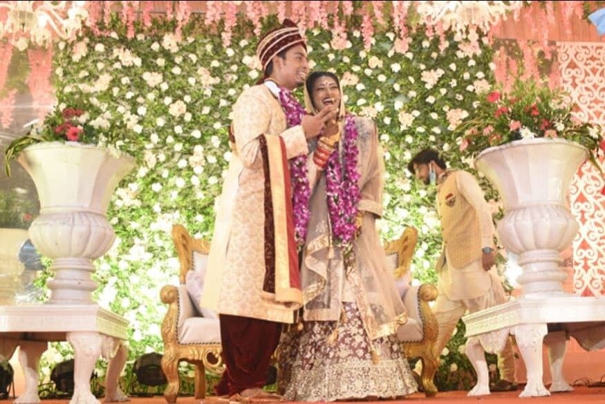 ২০১৯ এ দীর্ঘদিনের বন্ধু অতনুকে বিয়ে করার প্ল্যান ছিল দীপিকার কিন্তু সে সময় কোনও কারণবশত বিয়ে হয়নি ৷ এদিকে লকডাউনে অনুশীলন-টুর্নামেন্ট সব বন্ধ থাকায় এই ফাঁকেই বিয়ে সেরে নেওয়ার সিদ্ধান্ত নেন দুই অলিম্পিয়ান ৷ ২০১৯ এ দীর্ঘদিনের বন্ধু অতনুকে বিয়ে করার প্ল্যান ছিল দীপিকার কিন্তু সে সময় কোনও কারণবশত বিয়ে হয়নি ৷ এদিকে লকডাউনে অনুশীলন-টুর্নামেন্ট সব বন্ধ থাকায় এই ফাঁকেই বিয়ে সেরে নেওয়ার সিদ্ধান্ত নেন দুই অলিম্পিয়ান ৷