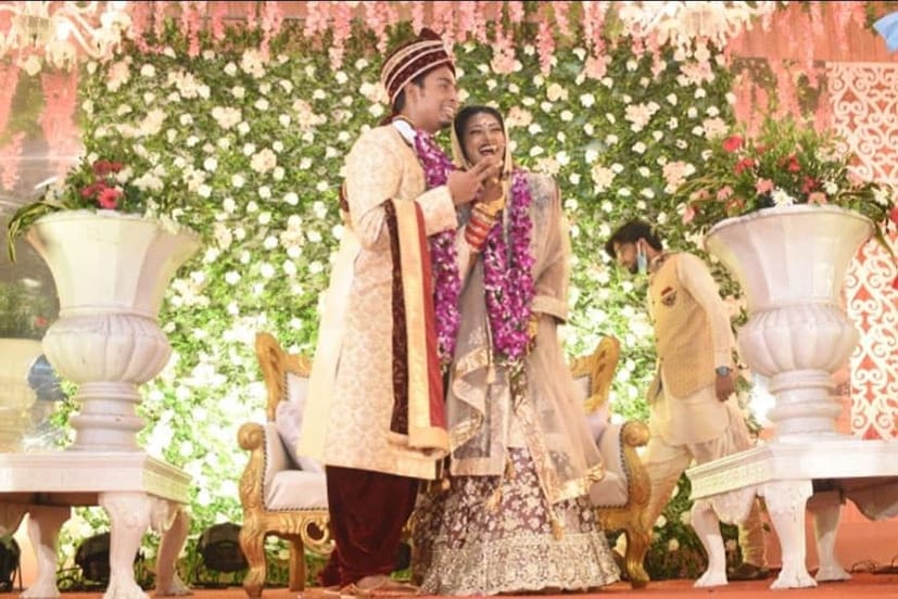 ২০১৯ এ দীর্ঘদিনের বন্ধু অতনুকে বিয়ে করার প্ল্যান ছিল দীপিকার কিন্তু সে সময় কোনও কারণবশত বিয়ে হয়নি ৷ এদিকে লকডাউনে অনুশীলন-টুর্নামেন্ট সব বন্ধ থাকায় এই ফাঁকেই বিয়ে সেরে নেওয়ার সিদ্ধান্ত নেন দুই অলিম্পিয়ান ৷ 