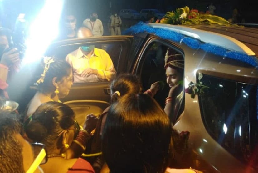 কলকাতা থেকে অতনু মাত্র সাতজন বরযাত্রী নিয়ে বিয়ে করতে রাঁচি পৌঁছন ৷ সঙ্গে ছিলেন তাঁর বাবা-মা, দাদা-বৌদি ও বোন৷ দীপিকার বাড়ির লোক অতুনকে কোলে করে মন্ডপে নিয়ে যান ৷ 