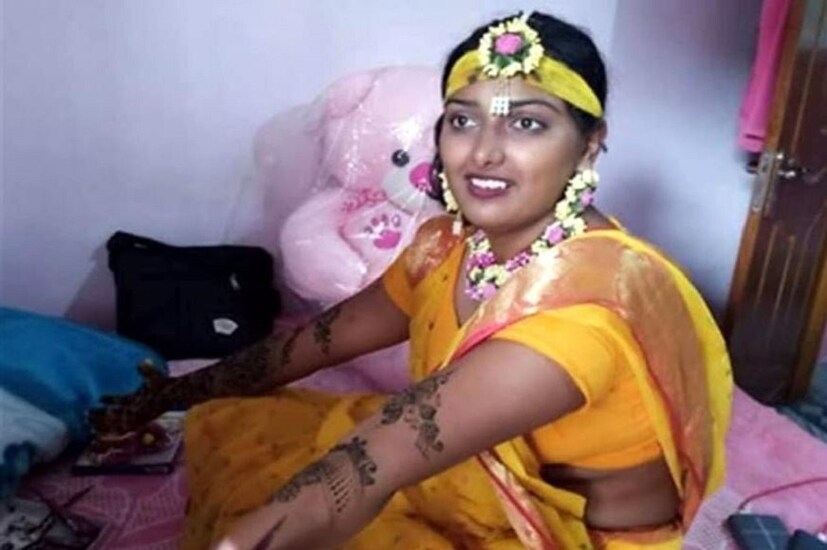 করোনা আবহে বিয়েতে খুব কম লোকজনই নিমন্ত্রিত হয়েছিলেন তবে বিয়ের সব নিয়ম মেনেই বিয়ে সারেন দীপিকা ৷ 