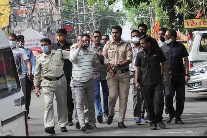 গ্যাংস্টার বিকাশ দুবের বিরুদ্ধে এফআইআর দায়ের করা রাহুল তিওয়ারির পরিবারের সদস্যদের মত অনুযায়ী তিনি কয়েকদিন ধরেই নিখোঁজ ৷ সংবাদমাধ্যমে প্রকাশিত রিপোর্ট অনুয়ায়ী এই ঘটনায় অভিযোগ দায়েরকারী ছাড়াও তিনি এই কাণ্ডের মূল সাক্ষীও ৷ তাঁর কারণেই এতবড় কাণ্ডের একের পর এক অধ্যায় ঘটে যায় ৷ কানপুরের সিনিয়র পুলিশ আধিকারিক দীনেশ কুমার জানিয়েছেন রাহুলের জীবন এখন দারুণ সংকটের সামনে, যেকোনও সময় তাঁর প্রাণ যেতে পারে ৷ এই মুহূর্তে ডিএসপি সুকর্ম প্রকাশের দল রাহুলের খোঁজে রয়েছেন ৷ গ্যাংস্টার বিকাশ দুবের বিরুদ্ধে এফআইআর দায়ের করা রাহুল তিওয়ারির পরিবারের সদস্যদের মত অনুযায়ী তিনি কয়েকদিন ধরেই নিখোঁজ ৷ সংবাদমাধ্যমে প্রকাশিত রিপোর্ট অনুয়ায়ী এই ঘটনায় অভিযোগ দায়েরকারী ছাড়াও তিনি এই কাণ্ডের মূল সাক্ষীও ৷ তাঁর কারণেই এতবড় কাণ্ডের একের পর এক অধ্যায় ঘটে যায় ৷ কানপুরের সিনিয়র পুলিশ আধিকারিক দীনেশ কুমার জানিয়েছেন রাহুলের জীবন এখন দারুণ সংকটের সামনে, যেকোনও সময় তাঁর প্রাণ যেতে পারে ৷ এই মুহূর্তে ডিএসপি সুকর্ম প্রকাশের দল রাহুলের খোঁজে রয়েছেন ৷