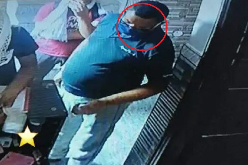 এখনও পর্যন্ত মূল অভিযুক্ত বিকাশ পলাতক৷ জানা গিয়েছে যে, আইনজীবীর মাধ্যমে সরাসরি আদালতে আত্মসমর্পণ করতে পারে উত্তরপ্রদেশের এই ডন! শেষ পাওয়া লোকেশন অনুযায়ী বিকাশ ছিল ফরিদাবাদে৷ সেখানে একটি হোটেলের রুমে কিছুদিন ছিল বিকাশ৷ কিন্তু পুলিশ পৌঁছনোর আগে সেখান থেকে চম্পট দেয় সে৷Photo- Man suspected to be Vikas Dubey seen at Faridabad Hotel (News18)