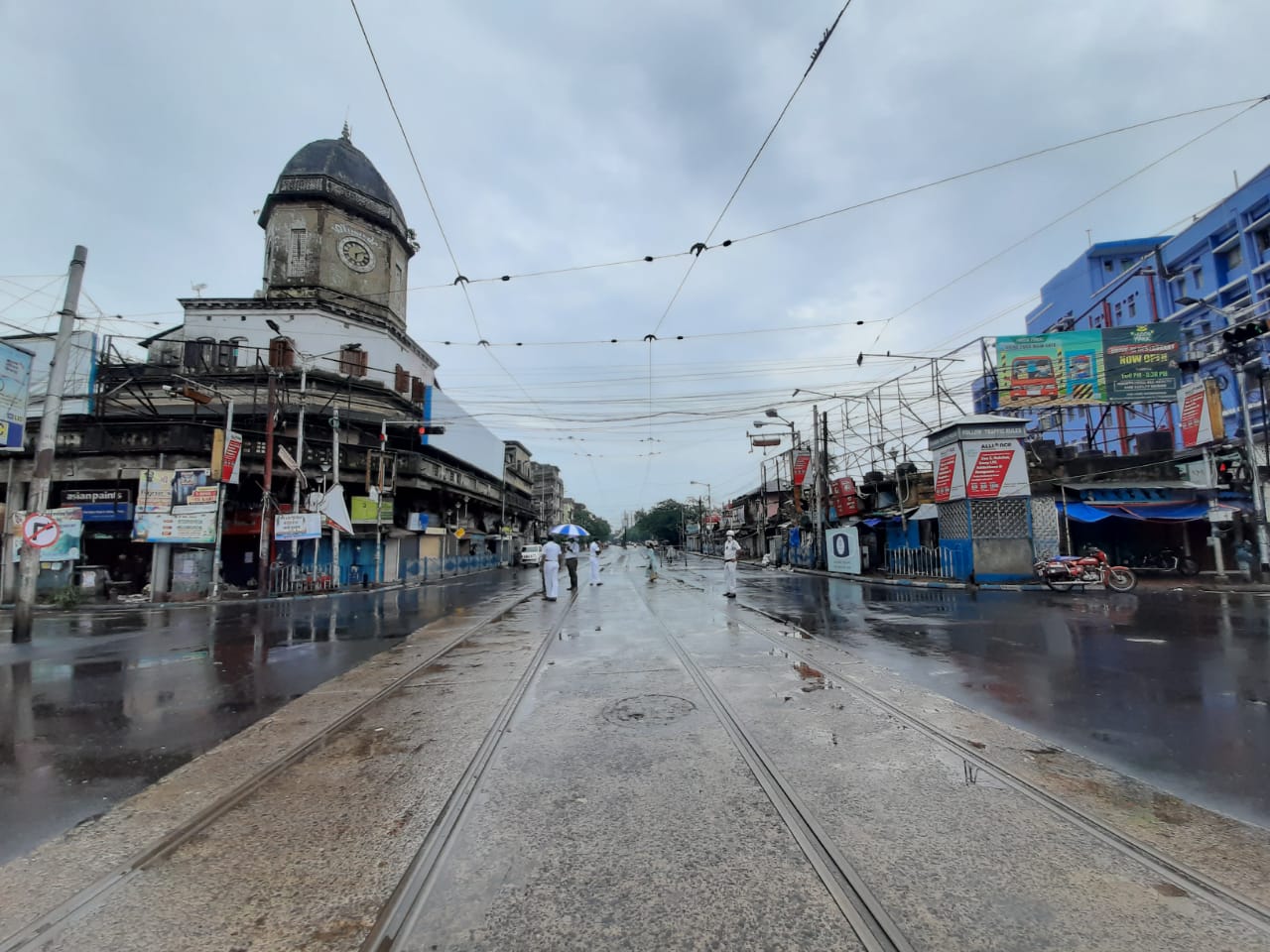 *বৃহস্পতিবার সকাল ৬টা থেকেই রাস্তায় নেমেছে পুলিশ। দিনের দুটি ধাপে পুলিশ মোতায়েন করা হয়েছে। লালবাজারের নির্দেশ- লকডাউন অমান্য করলে ১৮৮ ধারা ও ডিজাস্টার ম্যানেজমেন্ট আইনের বিশেষ ধারায় মামলা করতে হবে। *বৃহস্পতিবার সকাল ৬টা থেকেই রাস্তায় নেমেছে পুলিশ। দিনের দুটি ধাপে পুলিশ মোতায়েন করা হয়েছে। লালবাজারের নির্দেশ- লকডাউন অমান্য করলে ১৮৮ ধারা ও ডিজাস্টার ম্যানেজমেন্ট আইনের বিশেষ ধারায় মামলা করতে হবে।