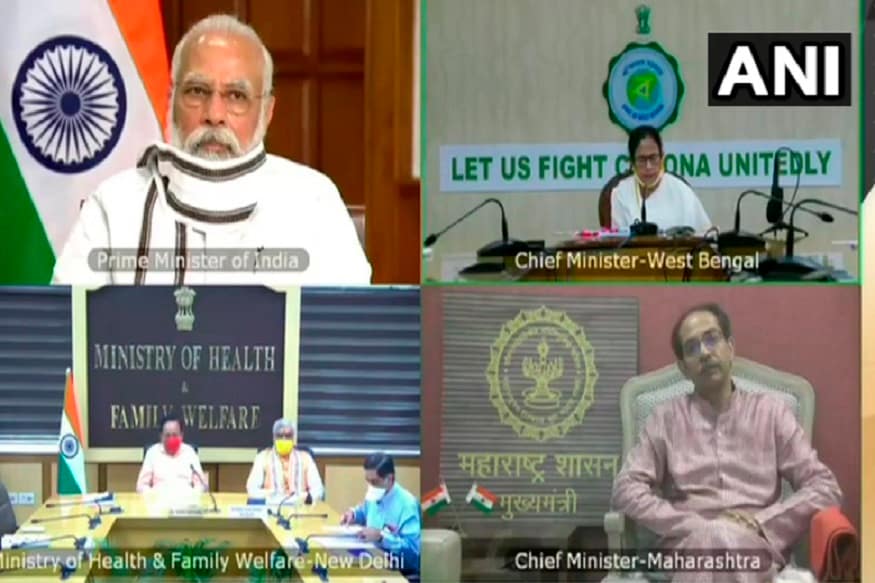 প্রধানমন্ত্রীর কথায়, 'ঠিক সময়ে ঠিক সিদ্ধান্ত নেওয়ার ফলে ভারত অন্য অনেক বড় দেশের তুলনায় ভাল অবস্থায় রয়েছে৷ ভারতে সুস্থতার হার অনেক বেশি মৃত্যুর হারের চেয়ে৷ করোনা ভাইরাস থেকে সুস্থ হয়ে উঠেছেন, সেই সংখ্যাটিও ১০ লক্ষ ছুঁতে চলল৷ দেশের করোনা চিকিত্সা পরিকাঠামো দ্রুত গতিতে বাড়ানোর দরকার ছিল৷ তাই কেন্দ্র করোনা মোকাবিলার শুরুতেই ১৫ হাজার কোটি টাকা এই খাতে ধার্য করে৷ ভারতের এখনও ১১ হাজার COVID ফেসিলিটি রয়েছে৷ ১১ লক্ষের বেশি বেড রয়েছে৷ এই বছরের জানুয়ারি মাসে দেশে মাত্র একটি COVID টেস্টিং সেন্টার ছিল৷ এখন প্রায় ১৩০০ ল্যাব রয়েছে৷' প্রধানমন্ত্রীর কথায়, 'ঠিক সময়ে ঠিক সিদ্ধান্ত নেওয়ার ফলে ভারত অন্য অনেক বড় দেশের তুলনায় ভাল অবস্থায় রয়েছে৷ ভারতে সুস্থতার হার অনেক বেশি মৃত্যুর হারের চেয়ে৷ করোনা ভাইরাস থেকে সুস্থ হয়ে উঠেছেন, সেই সংখ্যাটিও ১০ লক্ষ ছুঁতে চলল৷ দেশের করোনা চিকিত্সা পরিকাঠামো দ্রুত গতিতে বাড়ানোর দরকার ছিল৷ তাই কেন্দ্র করোনা মোকাবিলার শুরুতেই ১৫ হাজার কোটি টাকা এই খাতে ধার্য করে৷ ভারতের এখনও ১১ হাজার COVID ফেসিলিটি রয়েছে৷ ১১ লক্ষের বেশি বেড রয়েছে৷ এই বছরের জানুয়ারি মাসে দেশে মাত্র একটি COVID টেস্টিং সেন্টার ছিল৷ এখন প্রায় ১৩০০ ল্যাব রয়েছে৷'