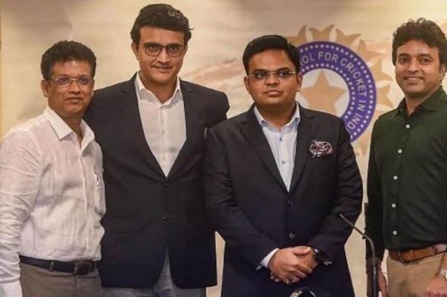 গত ২২ শে জুলাই সুপ্রিম কোর্টে বোর্ড প্রেসিডেন্ট ও সেক্রেটারি পদে সৌরভ গঙ্গোপাধ্যায় ও জয় শাহের মেয়াদ বাড়ানোর মামলাটি উঠেছিল। তবে সেদিন সৌরভদের ভাগ্য নির্ধারণ হয়নি। সুপ্রিম কোর্ট জানিয়ে দেয় দু সপ্তাহ পরে বিসিসিআইয়ের আবেদন শুনবেন তারা। তাই আগামী ২সপ্তাহ নিজেদের পদে কাজ চালিয়ে যেতে পারবেন সৌরভ ও জয়। সৌরভের মেয়াদ সোমবার শেষ হলেও স্বরাষ্ট্রমন্ত্রী অমিত শাহের পুত্র জয়ের বোর্ড সচিব হিসেবে মেয়াদ ইতিমধ্যেই সম্পন্ন হয়ে গিয়েছে। লোধা কমিটির সুপারিশ মেনে তৈরি বিসিসিআইয়ের নয়া সংবিধান অনুযায়ী ৬ বছর প্রশাসক হিসেবে মেয়াদ পূর্ণ করলে তিন বছরের জন্য কুলিং অফ বাধ্যতামূলক। গত ২২ শে জুলাই সুপ্রিম কোর্টে বোর্ড প্রেসিডেন্ট ও সেক্রেটারি পদে সৌরভ গঙ্গোপাধ্যায় ও জয় শাহের মেয়াদ বাড়ানোর মামলাটি উঠেছিল। তবে সেদিন সৌরভদের ভাগ্য নির্ধারণ হয়নি। সুপ্রিম কোর্ট জানিয়ে দেয় দু সপ্তাহ পরে বিসিসিআইয়ের আবেদন শুনবেন তারা। তাই আগামী ২সপ্তাহ নিজেদের পদে কাজ চালিয়ে যেতে পারবেন সৌরভ ও জয়। সৌরভের মেয়াদ সোমবার শেষ হলেও স্বরাষ্ট্রমন্ত্রী অমিত শাহের পুত্র জয়ের বোর্ড সচিব হিসেবে মেয়াদ ইতিমধ্যেই সম্পন্ন হয়ে গিয়েছে। লোধা কমিটির সুপারিশ মেনে তৈরি বিসিসিআইয়ের নয়া সংবিধান অনুযায়ী ৬ বছর প্রশাসক হিসেবে মেয়াদ পূর্ণ করলে তিন বছরের জন্য কুলিং অফ বাধ্যতামূলক।