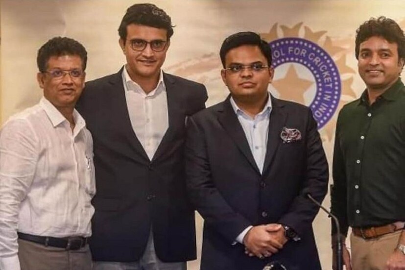 গত ২২ শে জুলাই সুপ্রিম কোর্টে বোর্ড প্রেসিডেন্ট ও সেক্রেটারি পদে সৌরভ গঙ্গোপাধ্যায় ও জয় শাহের মেয়াদ বাড়ানোর মামলাটি উঠেছিল। তবে সেদিন সৌরভদের ভাগ্য নির্ধারণ হয়নি। সুপ্রিম কোর্ট জানিয়ে দেয় দু সপ্তাহ পরে বিসিসিআইয়ের আবেদন শুনবেন তারা। তাই আগামী ২সপ্তাহ নিজেদের পদে কাজ চালিয়ে যেতে পারবেন সৌরভ ও জয়। সৌরভের মেয়াদ সোমবার শেষ হলেও স্বরাষ্ট্রমন্ত্রী অমিত শাহের পুত্র জয়ের বোর্ড সচিব হিসেবে মেয়াদ ইতিমধ্যেই সম্পন্ন হয়ে গিয়েছে। লোধা কমিটির সুপারিশ মেনে তৈরি বিসিসিআইয়ের নয়া সংবিধান অনুযায়ী ৬ বছর প্রশাসক হিসেবে মেয়াদ পূর্ণ করলে তিন বছরের জন্য কুলিং অফ বাধ্যতামূলক।