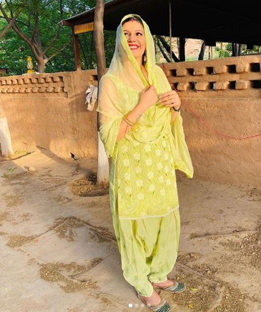 ফ্যানেরা তাঁকে প্রশ্ন ছুঁড়ে দিয়েছে তাহলে কি করোনা ভাইরাস সংক্রমণের এই সময়ে তাঁদের স্বপ্নসুন্দরী বিয়ে করে নেননি তো তিনি৷ তাঁর এই এয়ো স্ত্রী -সাজ ঘুম উড়িয়ে নিয়েছে৷ বারবার সকলের একই প্রশ্ন তাহলে কি বিয়েটা সেরে ফেললেন তিনি৷Photo- Swapna Chowdhary/ Instagram ফ্যানেরা তাঁকে প্রশ্ন ছুঁড়ে দিয়েছে তাহলে কি করোনা ভাইরাস সংক্রমণের এই সময়ে তাঁদের স্বপ্নসুন্দরী বিয়ে করে নেননি তো তিনি৷ তাঁর এই এয়ো স্ত্রী -সাজ ঘুম উড়িয়ে নিয়েছে৷ বারবার সকলের একই প্রশ্ন তাহলে কি বিয়েটা সেরে ফেললেন তিনি৷Photo- Swapna Chowdhary/ Instagram