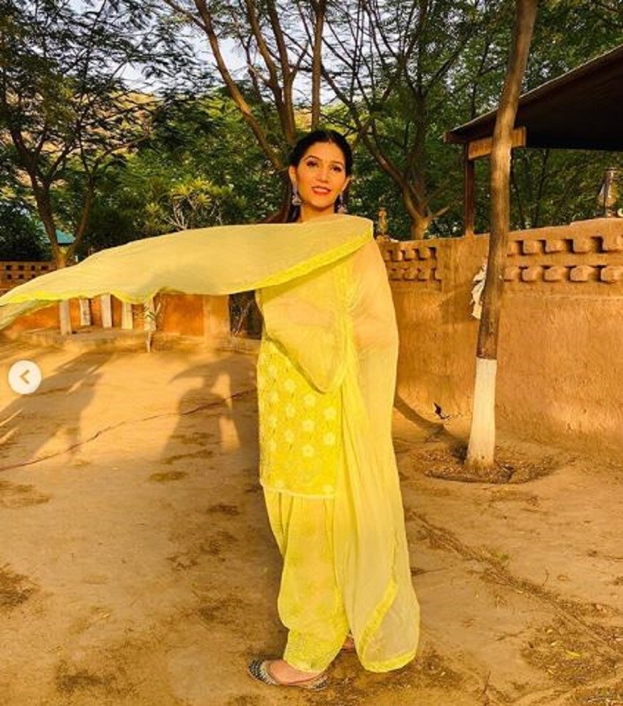 নিজের ছবির ক্যাপশনে স্বপ্না লিখেছেন, 'बीमार हैं वो हमें मुस्कुराता देखकर, ढूंढ दो कोई हकीम उनके लिए...' অর্থাৎ আমাকে হাসতে দেখে ওরা অসুস্থ হয়, ওদের জন্য কোনও ডাক্তার খুঁজে নিয়ে এস৷ ’ এই ট্যাগলাইন কার উদ্দেশ্যে তা অবশ্য পরিষ্কার করেননি হরিয়ানভি স্বপ্না চৌধুরি৷ এই ছবিতেই প্রশ্নের ধুম - আপনি কি বিবাহিত?Photo- Swapna Chowdhary/ Instagram নিজের ছবির ক্যাপশনে স্বপ্না লিখেছেন, 'बीमार हैं वो हमें मुस्कुराता देखकर, ढूंढ दो कोई हकीम उनके लिए...' অর্থাৎ আমাকে হাসতে দেখে ওরা অসুস্থ হয়, ওদের জন্য কোনও ডাক্তার খুঁজে নিয়ে এস৷ ’ এই ট্যাগলাইন কার উদ্দেশ্যে তা অবশ্য পরিষ্কার করেননি হরিয়ানভি স্বপ্না চৌধুরি৷ এই ছবিতেই প্রশ্নের ধুম - আপনি কি বিবাহিত?Photo- Swapna Chowdhary/ Instagram