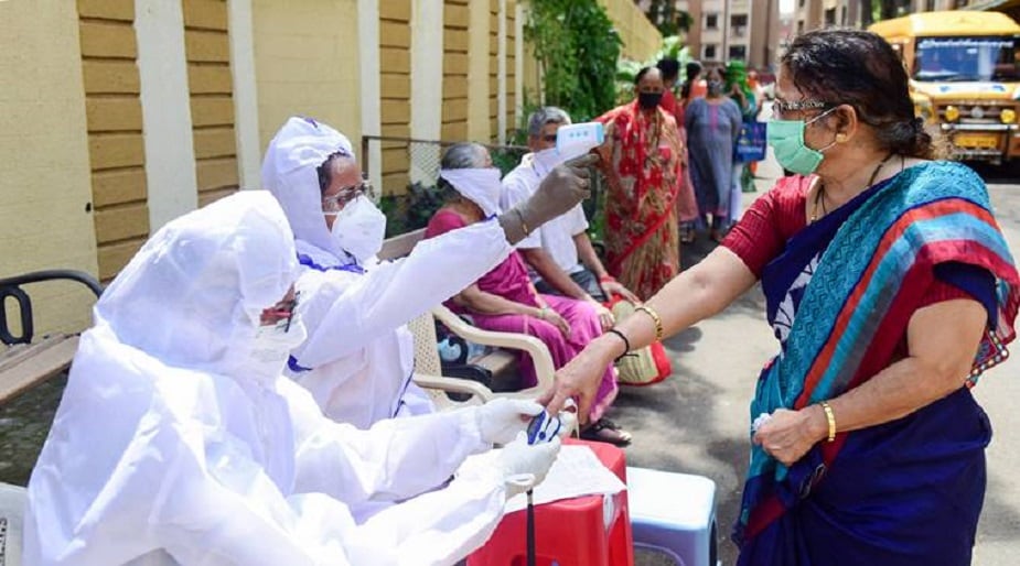 বৃহস্পতিবার কেরলে যত জনের করোনা রিপোর্ট পজিটিভ এসেছে, তাঁদের মধ্যে ১৪৮ জনই অন্য করোনা আক্রান্তের সংস্পর্শে এতে সংক্রামিত হয়েছেন। এরমধ্যে রয়েছেন ৪ জন স্বাস্থ্যকর্মী, ২ জন ইন্দো-টিবেটান বর্ডার ফোর্সের কর্মী, ১ জন ত্রিসূরের বিএসএফ কর্মী এবং ১ জন কান্নুরের প্রতিরক্ষা বাহিনীর কর্মী।Representative image বৃহস্পতিবার কেরলে যত জনের করোনা রিপোর্ট পজিটিভ এসেছে, তাঁদের মধ্যে ১৪৮ জনই অন্য করোনা আক্রান্তের সংস্পর্শে এতে সংক্রামিত হয়েছেন। এরমধ্যে রয়েছেন ৪ জন স্বাস্থ্যকর্মী, ২ জন ইন্দো-টিবেটান বর্ডার ফোর্সের কর্মী, ১ জন ত্রিসূরের বিএসএফ কর্মী এবং ১ জন কান্নুরের প্রতিরক্ষা বাহিনীর কর্মী।Representative image