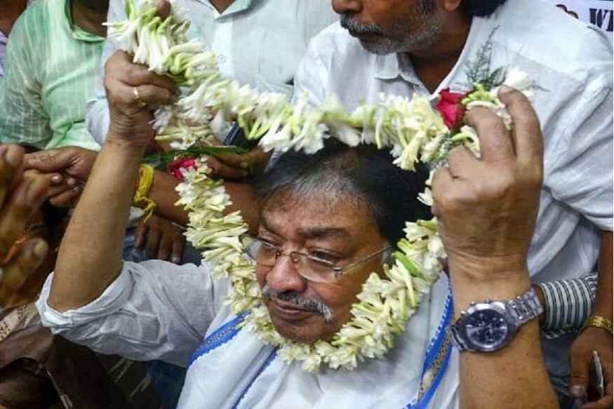 আমহার্স্ট স্ট্রিটের কালীপুজো মানেই আমজনতার কাছে ছোড়দার কালীপুজো। দ্বিতীয় বিশ্বযুদ্ধের সময় এই কালীপুজোর সূচনা হলেও, সেই ছয়ের দশক থেকেই এই পুজোর কর্ণধার ছিলেন সোমেন্দ্রনাথ মিত্র। এবছর কালীপুজোয় আর পাওয়া যাবে না সোমেন মিত্রকে৷ তিনি বলতেন, 'আমরা বিশ্বাস করি আমাদের যে রাজনৈতিক জীবন তৈরি হয়েছে তা মা কালীর আরাধনার জন্যেই হয়েছে। আমাদের জীবনে মা কালীর প্রভাব অপরিসীম।' আমহার্স্ট স্ট্রিটের কালীপুজো মানেই আমজনতার কাছে ছোড়দার কালীপুজো। দ্বিতীয় বিশ্বযুদ্ধের সময় এই কালীপুজোর সূচনা হলেও, সেই ছয়ের দশক থেকেই এই পুজোর কর্ণধার ছিলেন সোমেন্দ্রনাথ মিত্র। এবছর কালীপুজোয় আর পাওয়া যাবে না সোমেন মিত্রকে৷ তিনি বলতেন, 'আমরা বিশ্বাস করি আমাদের যে রাজনৈতিক জীবন তৈরি হয়েছে তা মা কালীর আরাধনার জন্যেই হয়েছে। আমাদের জীবনে মা কালীর প্রভাব অপরিসীম।'