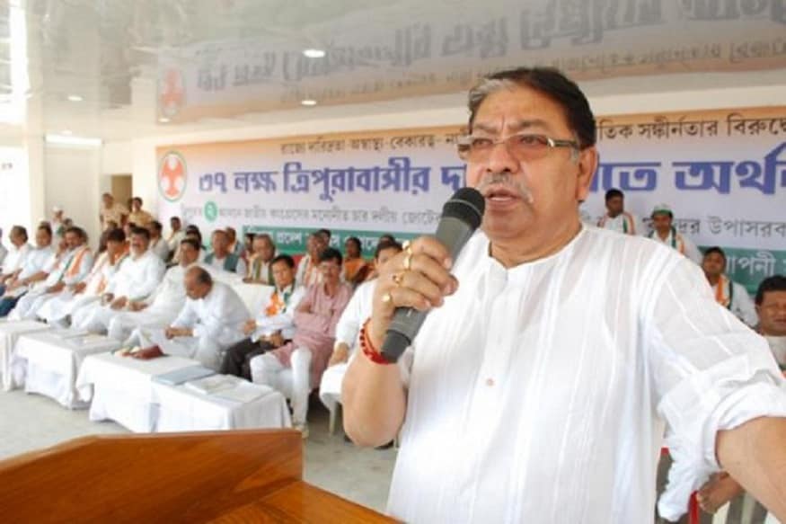 সোমেন মিত্র শিয়ালদহ আসন থেকে একাধিকবার বিধায়ক নির্বাচিত হয়েছিলেন। ১৯৭২ থেকে ২০০৬ সাল পর্যন্ত শিয়ালদহ বিধানসভা কেন্দ্রে জিতেছিলেন সোমেন মিত্র৷ তারপর পরে কংগ্রেস ছেড়ে তৃণমূলে যোগ দেন ২০০৯ সালে৷ ২০০৭-০৮ সালে কংগ্রেস ছেড়ে প্রথমে প্রগতিশীল ইন্দিরা কংগ্রেস গঠন করেছিলেন তিনি। তৃণমূল কংগ্রেসের টিকিটে ২০০৯ সালে সোমেন মিত্র ডায়মন্ড হারবার লোকসভা কেন্দ্র থেকে জিতে সাংসদও হন। পরে আবার ফিরে আসেন কংগ্রেসে। প্রদেশ কংগ্রেস সভাপতি হন। কংগ্রেসের নেতা কর্মীদের প্রিয় ছোড়দার আকস্মিক প্রয়াণে রাজ্য রাজনীতিতে শোকের ছায়া। সোমেন মিত্র শিয়ালদহ আসন থেকে একাধিকবার বিধায়ক নির্বাচিত হয়েছিলেন। ১৯৭২ থেকে ২০০৬ সাল পর্যন্ত শিয়ালদহ বিধানসভা কেন্দ্রে জিতেছিলেন সোমেন মিত্র৷ তারপর পরে কংগ্রেস ছেড়ে তৃণমূলে যোগ দেন ২০০৯ সালে৷ ২০০৭-০৮ সালে কংগ্রেস ছেড়ে প্রথমে প্রগতিশীল ইন্দিরা কংগ্রেস গঠন করেছিলেন তিনি। তৃণমূল কংগ্রেসের টিকিটে ২০০৯ সালে সোমেন মিত্র ডায়মন্ড হারবার লোকসভা কেন্দ্র থেকে জিতে সাংসদও হন। পরে আবার ফিরে আসেন কংগ্রেসে। প্রদেশ কংগ্রেস সভাপতি হন। কংগ্রেসের নেতা কর্মীদের প্রিয় ছোড়দার আকস্মিক প্রয়াণে রাজ্য রাজনীতিতে শোকের ছায়া।