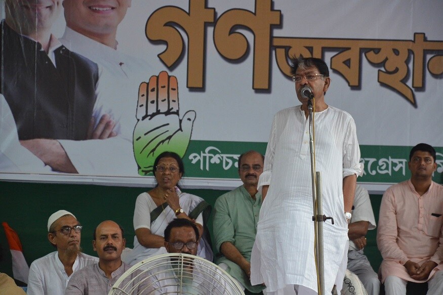প্রদেশ কংগ্রেস সভাপতি সোমেন মিত্রের আকস্মিক প্রয়াণে ট্যুইট করে শোকবার্তা জানান রাহুল গাঁধী। ট্যুইটে তিনি লিখেছেন, কঠিন এই সময়ে সোমেন মিত্রের পরিবার ও বন্ধুদের ভালবাসা ও সমবেদনা জানাই। তাঁকে শ্রদ্ধা ও ভালবাসার সঙ্গে স্মরণ করব। প্রদেশ কংগ্রেস সভাপতি সোমেন মিত্রের মৃত্যুতে ট্যুইটে শোকবার্তা জানিয়েছেন রাজ্যপাল জগদীপ ধনখড়। তিনি ট্যুইটে লেখেন, কংগ্রেসের প্রবীণ নেতা সোমেন মিত্রের প্রয়াণে শোকাহত। সাংবিধানিক প্রধান হিসেবে বিভিন্ন সময়ে তাঁর পরামর্শে তিনি যে উপকৃত হয়েছেন, তার উল্লেখ করেছেন রাজ্যপাল। সেইসঙ্গেই তিনি লিখেছেন, বাংলা তাঁর অবদানকে চিরদিন মনে রাখবে। প্রদেশ কংগ্রেস সভাপতি সোমেন মিত্রের আকস্মিক প্রয়াণে ট্যুইট করে শোকবার্তা জানান রাহুল গাঁধী। ট্যুইটে তিনি লিখেছেন, কঠিন এই সময়ে সোমেন মিত্রের পরিবার ও বন্ধুদের ভালবাসা ও সমবেদনা জানাই। তাঁকে শ্রদ্ধা ও ভালবাসার সঙ্গে স্মরণ করব। প্রদেশ কংগ্রেস সভাপতি সোমেন মিত্রের মৃত্যুতে ট্যুইটে শোকবার্তা জানিয়েছেন রাজ্যপাল জগদীপ ধনখড়। তিনি ট্যুইটে লেখেন, কংগ্রেসের প্রবীণ নেতা সোমেন মিত্রের প্রয়াণে শোকাহত। সাংবিধানিক প্রধান হিসেবে বিভিন্ন সময়ে তাঁর পরামর্শে তিনি যে উপকৃত হয়েছেন, তার উল্লেখ করেছেন রাজ্যপাল। সেইসঙ্গেই তিনি লিখেছেন, বাংলা তাঁর অবদানকে চিরদিন মনে রাখবে।