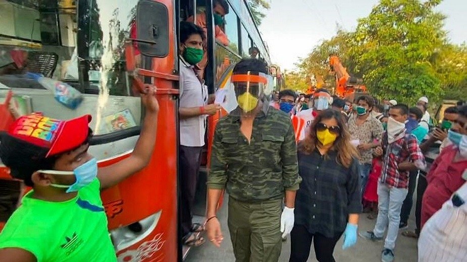 সংবাদসংস্থা পিটিআই সূত্রে খবর, লকডাউনের দীর্ঘ সময়ে যে-সব শ্রমিকরা মারা গিয়েছেন বা আহত হয়েছেন, সেরকম ৪০০-র বেশি পরিবারকে সাহায্য করবেন অভিনেতা। তাঁর ভাষায়, '' লকডাউনে মারা গিয়েছেন বা আহত হয়েছেন, এরকম শ্রমিকের পরিবারকে সাহায্য করব। ইতিমধ্যেই এরকম ৪০০-র বেশি পরিবারের সঙ্গে কথা হয়েছে।'' সংবাদসংস্থা পিটিআই সূত্রে খবর, লকডাউনের দীর্ঘ সময়ে যে-সব শ্রমিকরা মারা গিয়েছেন বা আহত হয়েছেন, সেরকম ৪০০-র বেশি পরিবারকে সাহায্য করবেন অভিনেতা। তাঁর ভাষায়, '' লকডাউনে মারা গিয়েছেন বা আহত হয়েছেন, এরকম শ্রমিকের পরিবারকে সাহায্য করব। ইতিমধ্যেই এরকম ৪০০-র বেশি পরিবারের সঙ্গে কথা হয়েছে।''