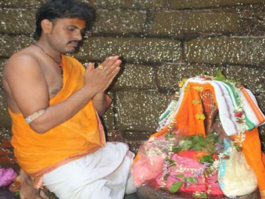 নানা রহস্যে মোড়া বারাণসী শহর বা বেনারস। প্রতিটি মন্দিরের নেপথ্যে রয়েছে নানা কাহিনি! যেমন বারাণসীর নাগকুয়ো। এই মন্দিরে মাটির থেকে ১০০ ফুট নীচে, কুয়োর ভিতরে, জলে অধিষ্ঠিত শিবলিঙ্গ। নানা রহস্যে মোড়া বারাণসী শহর বা বেনারস। প্রতিটি মন্দিরের নেপথ্যে রয়েছে নানা কাহিনি! যেমন বারাণসীর নাগকুয়ো। এই মন্দিরে মাটির থেকে ১০০ ফুট নীচে, কুয়োর ভিতরে, জলে অধিষ্ঠিত শিবলিঙ্গ।