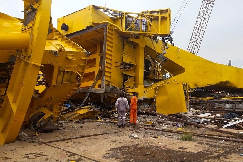 সোমবার দুপুরে ভয়াবহ দুর্ঘটনা বিশাখাপত্তনমের হিন্দুস্তান শিপইয়ার্ডে ! আচমকাই হুড়মুড়িয়ে ভেঙে পড়ে একটি বিশাল ক্রেন ৷ পালানোর উপায় ছিল না ৷ ক্রেনের তলায় চাপা পড়ে মৃত্যু কমপক্ষে ১১ জনের হয়েছে বলে জানা গিয়েছে ৷ Photo Courtesy: ANI