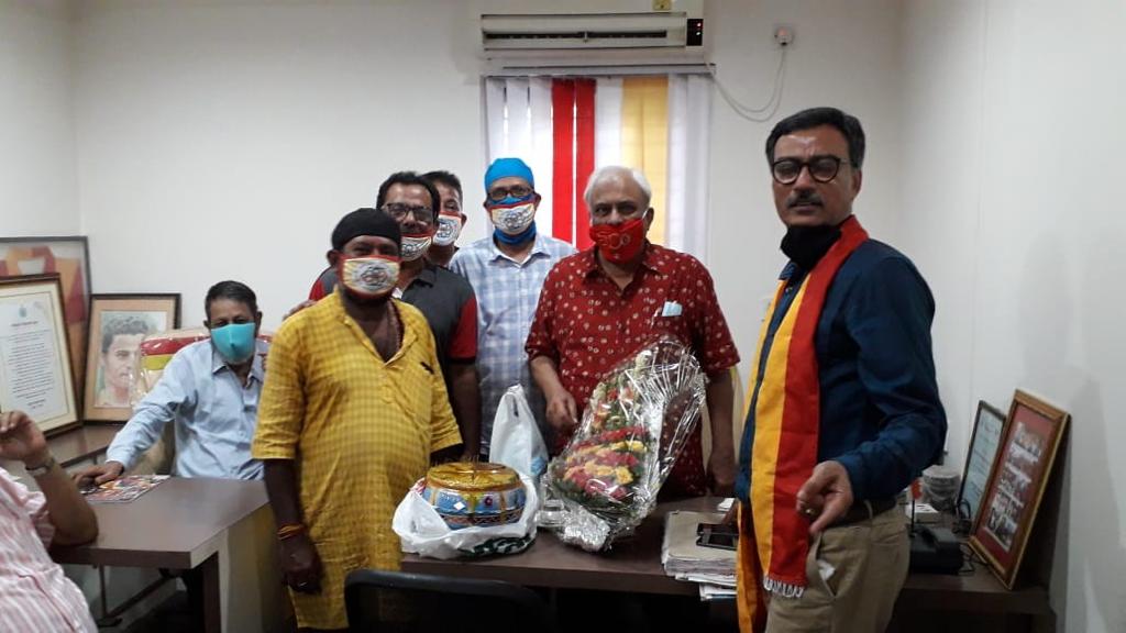 গত এক বছর কাঁটা ছড়ানো রাস্তায় হেঁটেছে ইস্টবেঙ্গল। আই লিগের মাঝপথে স্প্যানিশ কোচের বিদায়। মেয়াদ শেষের আগে কোয়েসের সঙ্গে সম্পর্কের অবনতি। আর এখন নতুন বিনিয়োগকারীকে নিয়ে ধোঁয়াশা। গত এক বছর কাঁটা ছড়ানো রাস্তায় হেঁটেছে ইস্টবেঙ্গল। আই লিগের মাঝপথে স্প্যানিশ কোচের বিদায়। মেয়াদ শেষের আগে কোয়েসের সঙ্গে সম্পর্কের অবনতি। আর এখন নতুন বিনিয়োগকারীকে নিয়ে ধোঁয়াশা।