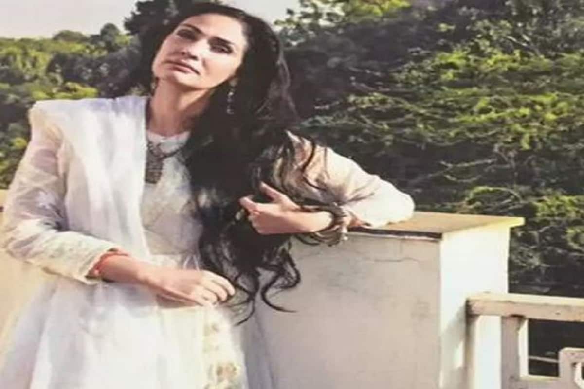 প্রয়াত ফ্যাশন দুনিয়ার জনপ্রিয় মডেল ও ডিজাইনার সিমর দুগ্গল ৷ বয়স হয়েছিল ৫২ ৷ তাঁর মৃত্যুর খবর পাওয়া মাত্র শোকের ছায়া ঢেকে দিল গোটা ফ্যাশন ইন্ডাস্ট্রিকে ৷ ভারতীয় ফ্যাশনকে বিশ্বব্যাপি ছড়িয়ে দেওয়ার পিছনে বড় অবদান ছিল সিমরের ৷ প্রয়াত ফ্যাশন দুনিয়ার জনপ্রিয় মডেল ও ডিজাইনার সিমর দুগ্গল ৷ বয়স হয়েছিল ৫২ ৷ তাঁর মৃত্যুর খবর পাওয়া মাত্র শোকের ছায়া ঢেকে দিল গোটা ফ্যাশন ইন্ডাস্ট্রিকে ৷ ভারতীয় ফ্যাশনকে বিশ্বব্যাপি ছড়িয়ে দেওয়ার পিছনে বড় অবদান ছিল সিমরের ৷