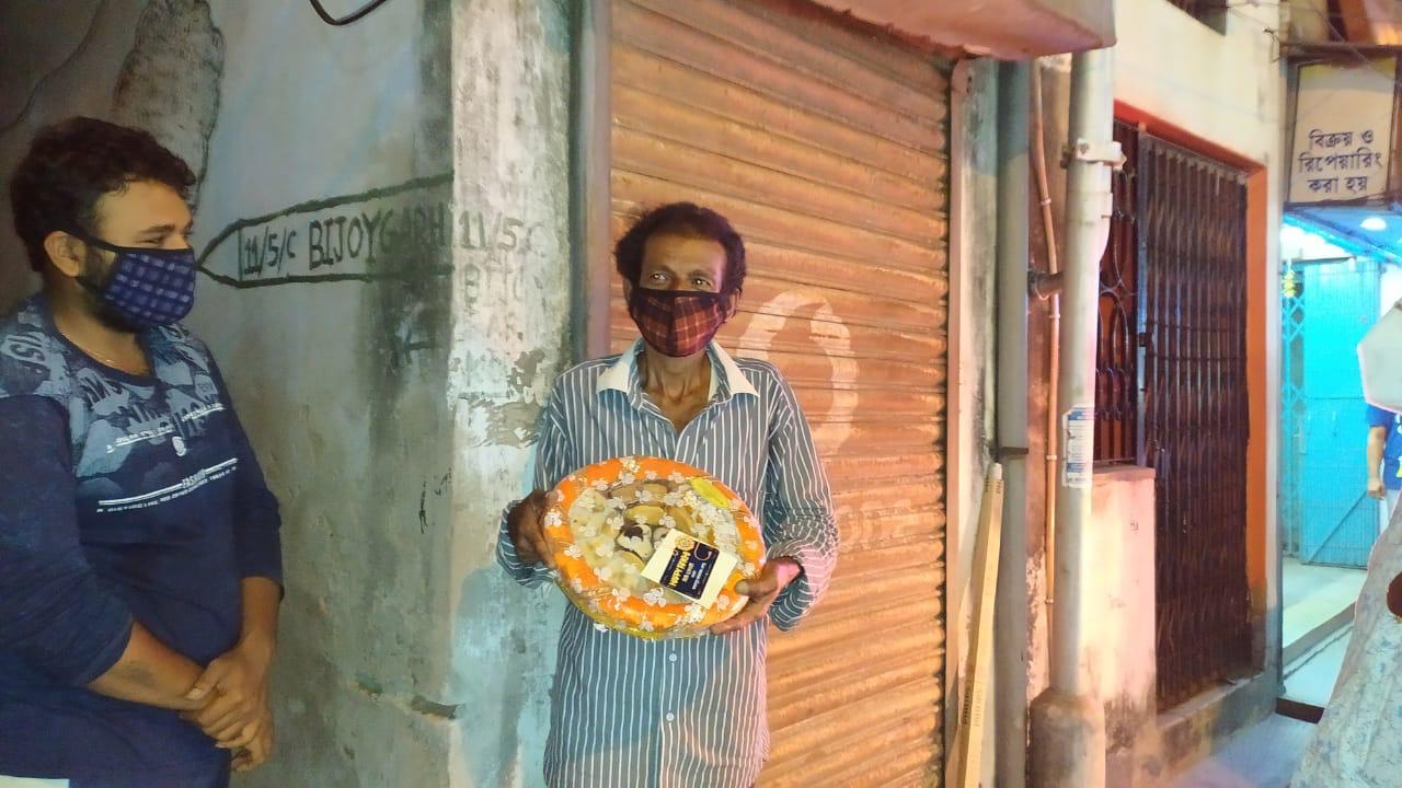 লোকসভার কয়েকজনকে রাখি ও উপহার পাঠিয়েছেন মিমি। তিনি ভোলেননি চা কাকুকে। কারণ চা কাকুর সমস্ত দায়িত্ব নিয়েছিলেন মিমি। তাই আজকের দিনে রাখি, উপহার ও মিষ্টি পাঠালেন তাঁর জন্য। সাংসদ-অভিনেতার কাছ থেকে রাখি পেয়ে ভারী খুশি চা কাকু। লোকসভার কয়েকজনকে রাখি ও উপহার পাঠিয়েছেন মিমি। তিনি ভোলেননি চা কাকুকে। কারণ চা কাকুর সমস্ত দায়িত্ব নিয়েছিলেন মিমি। তাই আজকের দিনে রাখি, উপহার ও মিষ্টি পাঠালেন তাঁর জন্য। সাংসদ-অভিনেতার কাছ থেকে রাখি পেয়ে ভারী খুশি চা কাকু।