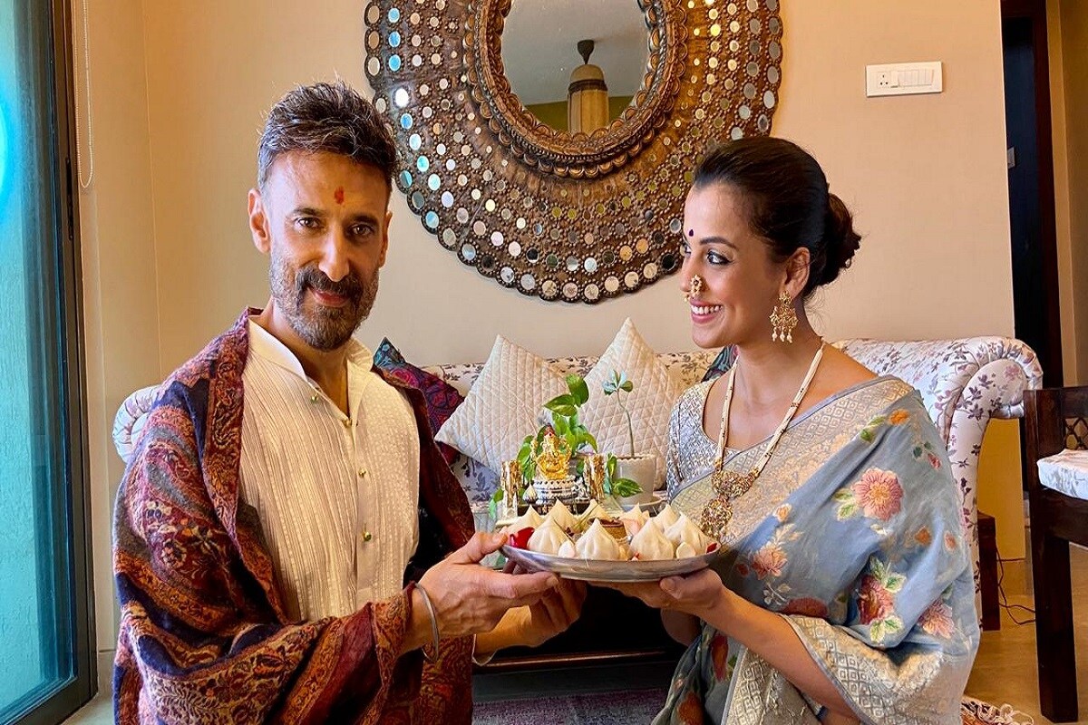 ২০২০, মন খারাপের বছর। একদিকে করোনা, অন্যদিকে একের পর এক দুঃসংবাদ। মুম্বই নগরীতে দুটোরই প্রভাব বেশি। মন খারাপ খানিক কমলো বাপ্পার আগমন। ২০২০, মন খারাপের বছর। একদিকে করোনা, অন্যদিকে একের পর এক দুঃসংবাদ। মুম্বই নগরীতে দুটোরই প্রভাব বেশি। মন খারাপ খানিক কমলো বাপ্পার আগমন।