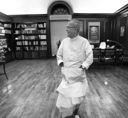 প্রণব মুখোপাধ্যায় ভারতীয় রাজনীতির অনেক উত্থান-পতনের সাক্ষী ৷ ইন্দিরা গান্ধি বড় প্রিয় পাত্র ছিলেন তিনি ৷ তবে ইন্দিরা গান্ধির প্রয়াণের পরে রাজনীতির অন্দরে টালমাটাল পরিস্থিতিতে কিছুটা হলেও ব্যাকফুটে চলে এসেছিলেন তিনি ৷ রাজীব গান্ধী তাকে নিজের ক্যাবিনেটে স্থান দেননি। Photo Collected প্রণব মুখোপাধ্যায় ভারতীয় রাজনীতির অনেক উত্থান-পতনের সাক্ষী ৷ ইন্দিরা গান্ধি বড় প্রিয় পাত্র ছিলেন তিনি ৷ তবে ইন্দিরা গান্ধির প্রয়াণের পরে রাজনীতির অন্দরে টালমাটাল পরিস্থিতিতে কিছুটা হলেও ব্যাকফুটে চলে এসেছিলেন তিনি ৷ রাজীব গান্ধী তাকে নিজের ক্যাবিনেটে স্থান দেননি। Photo Collected