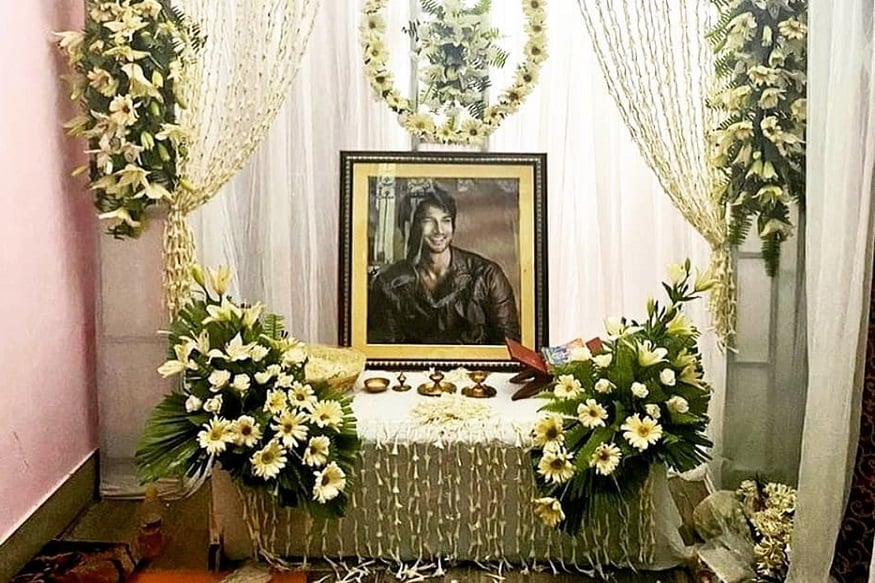 • এছাড়া আরও একটি প্রশ্ন উঠে আসছে। তা হল সুশান্তের ম্যানেজার দিশা সালিয়ানের মৃত্যুর তিন দিন পর তাঁর ময়নাতদন্ত হয়েছিল। তাহলে সুশান্তের ক্ষেত্রে ১২ থেকে ১৫ ঘণ্টা পরই কেন ময়নাতদন্তের সিদ্ধান্ত নেওয়া হল? প্রয়োজন ছিল কোভিড টেস্টের, তাও কেন হল না! সুশান্তের দেহ দাহ করায় কোনও তাড়া ছিল কি? • এছাড়া আরও একটি প্রশ্ন উঠে আসছে। তা হল সুশান্তের ম্যানেজার দিশা সালিয়ানের মৃত্যুর তিন দিন পর তাঁর ময়নাতদন্ত হয়েছিল। তাহলে সুশান্তের ক্ষেত্রে ১২ থেকে ১৫ ঘণ্টা পরই কেন ময়নাতদন্তের সিদ্ধান্ত নেওয়া হল? প্রয়োজন ছিল কোভিড টেস্টের, তাও কেন হল না! সুশান্তের দেহ দাহ করায় কোনও তাড়া ছিল কি?