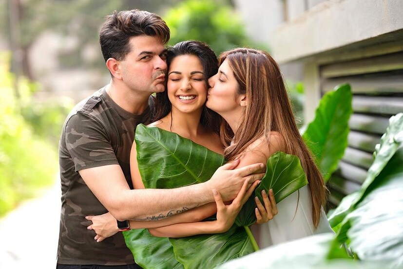  বলিউডের এখন অন্যতম জনপ্রিয় নায়িকা কিয়ারা আডবানী ৷ ‘কবীর সিং’, ‘গুড নিউজ’-এর মতো পরপর সুপারহিট ছবি করার পর এখন বলিউডের প্রথমসারি অভিনেত্রীদের মধ্যেই এখন একজন কিয়ারা ৷ শুক্রবার ৩১ জুলাই ছিল তাঁর জন্মদিন ৷ করোনা আবহে জমজমাট বার্থ ডে পার্টি আয়োজন হয়তো সম্ভব ছিল না ৷ তাই বাড়িতেই হল সেলিব্রেশন ৷ ইনস্টাগ্রামে জন্মদিনের কেক কাটার ছবি শেয়ারও করেন কিয়ারা ৷ Photo Courtesy: Dabbu Ratnani/Instagram Handle