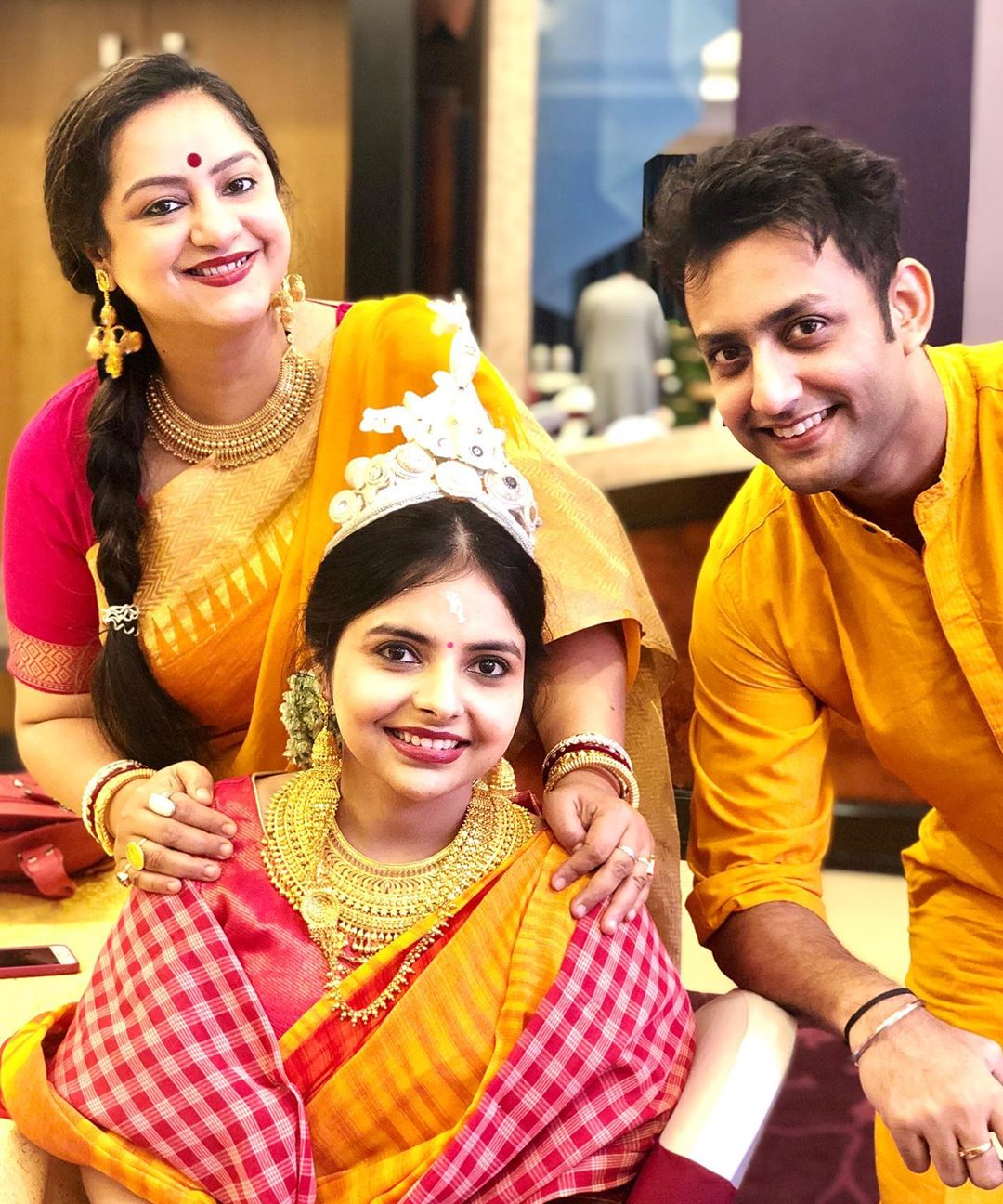 • সম্প্রতি চট্টোপাধ্যায় পরিবারে বসেছিল চাঁদের হাট । কারণ অগ্নিদেবের ভগ্নি পুপাইয়ের ছিল বিয়ে । কলকাতার একটি পাঁচ তারা হোটেলে বসেছিল সেই বিয়ের আসর । • সম্প্রতি চট্টোপাধ্যায় পরিবারে বসেছিল চাঁদের হাট । কারণ অগ্নিদেবের ভগ্নি পুপাইয়ের ছিল বিয়ে । কলকাতার একটি পাঁচ তারা হোটেলে বসেছিল সেই বিয়ের আসর ।