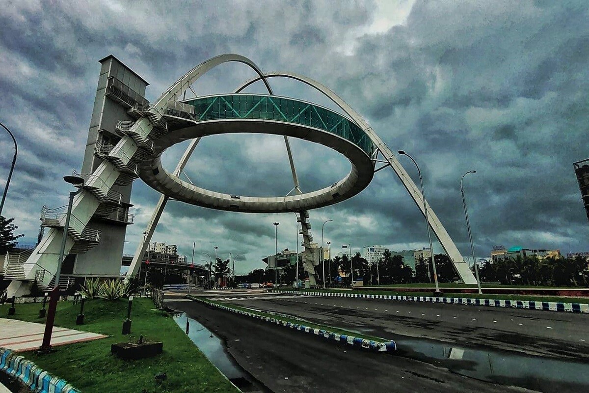 কলকাতায় আজ, সোমবার মূলত মেঘলা আকাশ বাতাসে আর্দ্রতার পরিমাণ বেশি থাকায় বৃষ্টি না হলে অস্বস্তি হবে। সারাদিনে কয়েক পশলা হালকা মাঝারি বৃষ্টির পূর্বাভাস। বজ্রবিদ্যুৎ-সহ বৃষ্টির সম্ভাবনা। আজ, সোমবার সকালে সর্বনিম্ন তাপমাত্রা ছিল ২৫.৫ ডিগ্রি সেলসিয়াস। যা স্বাভাবিকের থেকে ১ ডিগ্রি সেলসিয়াসের নীচে। গতকাল, রবিবার বিকেলে সর্বোচ্চ তাপমাত্রা ছিল স্বাভাবিক ৩২ ডিগ্রি সেলসিয়াস। বাতাসে আপেক্ষিক আর্দ্রতার পরিমাণ ৭৬ থেকে ৯৮ শতাংশ। গত ২৪ ঘণ্টায় কলকাতা শহরে বৃষ্টি হয়েছে ১.৬ মিলিমিটার। Representational Image কলকাতায় আজ, সোমবার মূলত মেঘলা আকাশ বাতাসে আর্দ্রতার পরিমাণ বেশি থাকায় বৃষ্টি না হলে অস্বস্তি হবে। সারাদিনে কয়েক পশলা হালকা মাঝারি বৃষ্টির পূর্বাভাস। বজ্রবিদ্যুৎ-সহ বৃষ্টির সম্ভাবনা। আজ, সোমবার সকালে সর্বনিম্ন তাপমাত্রা ছিল ২৫.৫ ডিগ্রি সেলসিয়াস। যা স্বাভাবিকের থেকে ১ ডিগ্রি সেলসিয়াসের নীচে। গতকাল, রবিবার বিকেলে সর্বোচ্চ তাপমাত্রা ছিল স্বাভাবিক ৩২ ডিগ্রি সেলসিয়াস। বাতাসে আপেক্ষিক আর্দ্রতার পরিমাণ ৭৬ থেকে ৯৮ শতাংশ। গত ২৪ ঘণ্টায় কলকাতা শহরে বৃষ্টি হয়েছে ১.৬ মিলিমিটার। Representational Image