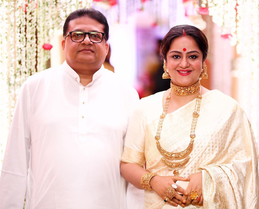 • বর-বৌ ম্যাচিং পোশাক। বিয়ের দিন সুদীপা পরেছিলেন সাদা ভারী কাজের শাড়ি আর সোনার গহনা, মাথায় ফুলের মালা । অগ্নিও পরেছিলেন সাদা পঞ্জাবি । • বর-বৌ ম্যাচিং পোশাক। বিয়ের দিন সুদীপা পরেছিলেন সাদা ভারী কাজের শাড়ি আর সোনার গহনা, মাথায় ফুলের মালা । অগ্নিও পরেছিলেন সাদা পঞ্জাবি ।