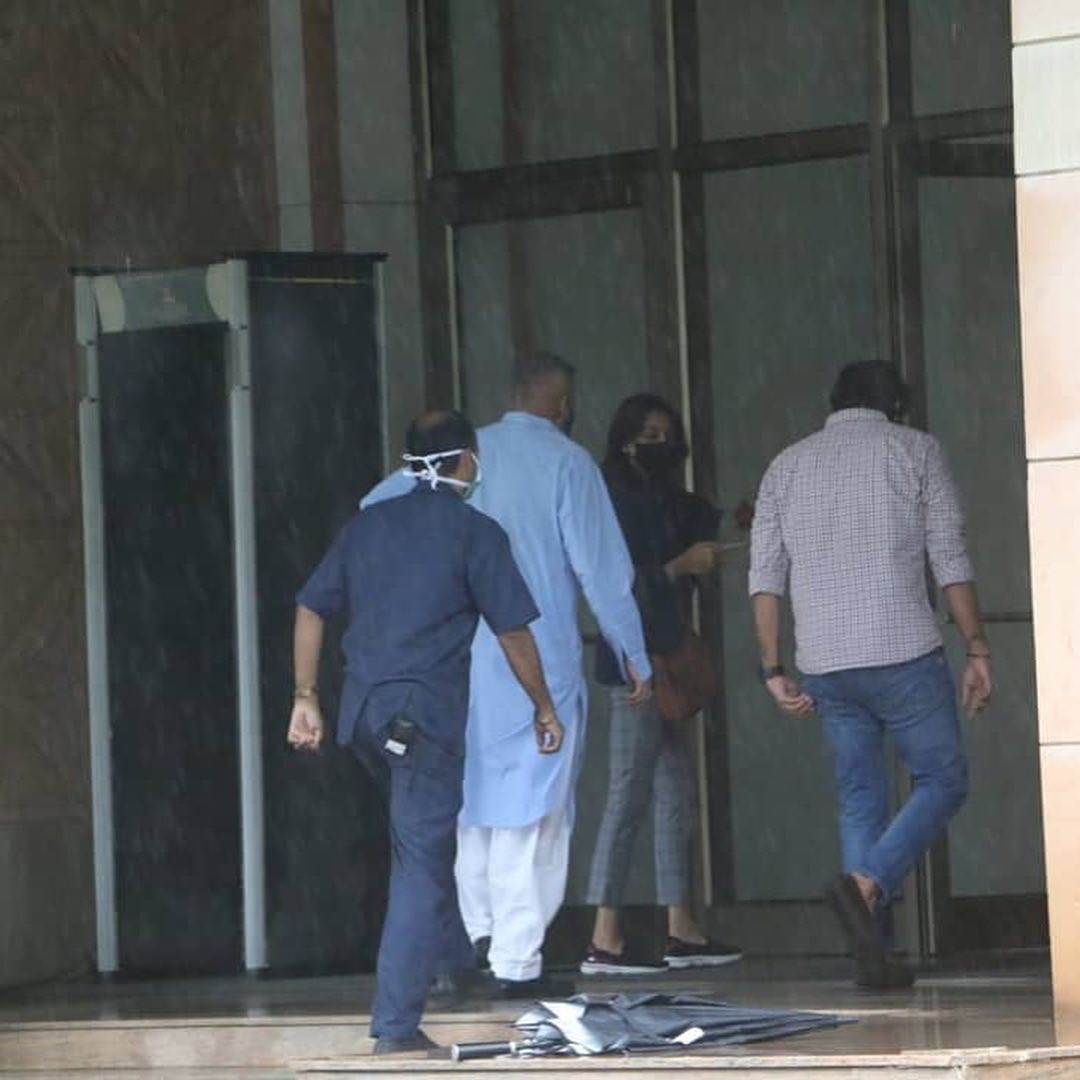• সপ্তাহ খানেক আগে জানা গিয়েছে, স্টেজ ৩ ফুসফুসের ক্যান্সারে আক্রান্ত অভিনেতা সঞ্জয় দত্ত । সর্বভারতীয় বেশ কয়েকটি সংবাদমাধ্যমে আবার লেখা হয়, সঞ্জু বাবা স্টেজ ৪ ক্যান্সারে আক্রান্ত । এই রিপোর্ট আসার সঙ্গে সঙ্গেই বলিউডে আবারও একটা বড় ধাক্কা লাগে। • সপ্তাহ খানেক আগে জানা গিয়েছে, স্টেজ ৩ ফুসফুসের ক্যান্সারে আক্রান্ত অভিনেতা সঞ্জয় দত্ত । সর্বভারতীয় বেশ কয়েকটি সংবাদমাধ্যমে আবার লেখা হয়, সঞ্জু বাবা স্টেজ ৪ ক্যান্সারে আক্রান্ত । এই রিপোর্ট আসার সঙ্গে সঙ্গেই বলিউডে আবারও একটা বড় ধাক্কা লাগে।