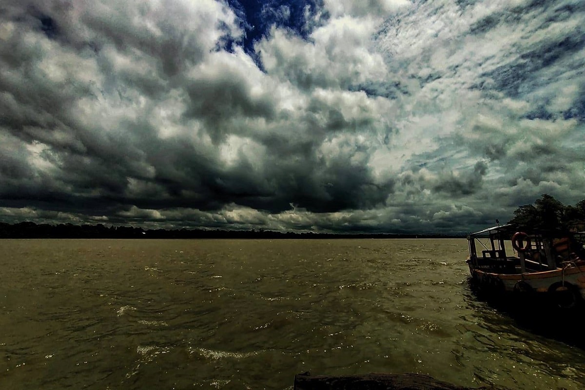 বৃহস্পতিবার সকালে দক্ষিণবঙ্গে মেঘাচ্ছন্ন আকাশ। কলকাতা শহর-সহ ৯ জেলায় বিক্ষিপ্ত হালকা থেকে মাঝারি বৃষ্টি হবে। কলকাতা, হাওড়া, হুগলি, উত্তর ও দক্ষিণ ২৪ পরগনা, নদিয়া, মুর্শিদাবাদ, বীরভূম এবং পূর্ব বর্ধমানে বৃষ্টির পূর্বাভাস। পূর্ব মেদিনীপুর ও দক্ষিণ ২৪ পরগনার সৈকত এলাকায় ঝোড়ো হাওয়া বইবে। ৪৫ কিলোমিটারের বেশি বেগে ঝোড়ো হাওয়া বইবার সম্ভাবনা। মৎস্যজীবীদের আজও সমুদ্রে যেতে নিষেধ করা হয়েছে। আগামী ২৪ ঘণ্টায় উত্তরবঙ্গে পার্বত্য এলাকায় বিক্ষিপ্ত বৃষ্টির সম্ভাবনা রয়েছে। Representational Image বৃহস্পতিবার সকালে দক্ষিণবঙ্গে মেঘাচ্ছন্ন আকাশ। কলকাতা শহর-সহ ৯ জেলায় বিক্ষিপ্ত হালকা থেকে মাঝারি বৃষ্টি হবে। কলকাতা, হাওড়া, হুগলি, উত্তর ও দক্ষিণ ২৪ পরগনা, নদিয়া, মুর্শিদাবাদ, বীরভূম এবং পূর্ব বর্ধমানে বৃষ্টির পূর্বাভাস। পূর্ব মেদিনীপুর ও দক্ষিণ ২৪ পরগনার সৈকত এলাকায় ঝোড়ো হাওয়া বইবে। ৪৫ কিলোমিটারের বেশি বেগে ঝোড়ো হাওয়া বইবার সম্ভাবনা। মৎস্যজীবীদের আজও সমুদ্রে যেতে নিষেধ করা হয়েছে। আগামী ২৪ ঘণ্টায় উত্তরবঙ্গে পার্বত্য এলাকায় বিক্ষিপ্ত বৃষ্টির সম্ভাবনা রয়েছে। Representational Image