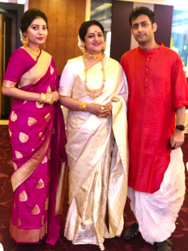 • আকাশ-হিন্দোলার বিয়ে এ বছরই সেরে ফেলার পরিকল্পনা থাকলেও আপাতত করোনা আবহে সে আশায় জল পড়ে গিয়েছে। ফলে অন্তত একটা বছর অপেক্ষা করা ছাড়া গতি নেই । • আকাশ-হিন্দোলার বিয়ে এ বছরই সেরে ফেলার পরিকল্পনা থাকলেও আপাতত করোনা আবহে সে আশায় জল পড়ে গিয়েছে। ফলে অন্তত একটা বছর অপেক্ষা করা ছাড়া গতি নেই ।