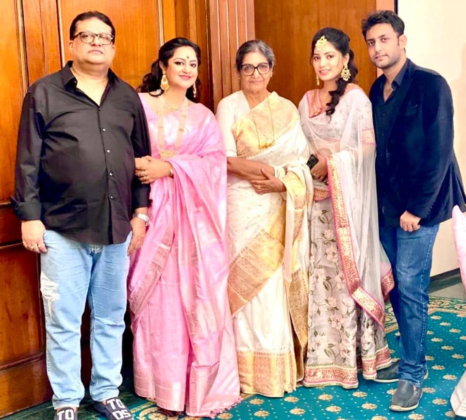 • আসলে কথা হচ্ছে অগ্নিদেবের আগের পক্ষের বড় ছেলে আকাশকে নিয়ে । খুব শীগ্রই হয়তো সাত পাকে বাঁধা পড়তে চলেছেন আকাশ । সৎ মা হলেও আকাশকে একেবারে নিজের বড় ছেলের মতোই দেখেন সুদীপা । খুবই স্নেহ করেন তিনি । মা-ছেলের বন্ডিংটাও বেশ জমাটি । • আসলে কথা হচ্ছে অগ্নিদেবের আগের পক্ষের বড় ছেলে আকাশকে নিয়ে । খুব শীগ্রই হয়তো সাত পাকে বাঁধা পড়তে চলেছেন আকাশ । সৎ মা হলেও আকাশকে একেবারে নিজের বড় ছেলের মতোই দেখেন সুদীপা । খুবই স্নেহ করেন তিনি । মা-ছেলের বন্ডিংটাও বেশ জমাটি ।