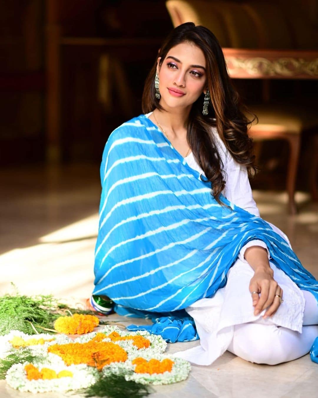 • পাশাপাশি, এখন করোনা পরিস্থিতিতে বেশিরভাগ সময়ই ঘরবন্দি থাকায় পরিবারের সঙ্গে বেশি সময় কাটানোর সুযোগ পাচ্ছেন নায়িকা । • পাশাপাশি, এখন করোনা পরিস্থিতিতে বেশিরভাগ সময়ই ঘরবন্দি থাকায় পরিবারের সঙ্গে বেশি সময় কাটানোর সুযোগ পাচ্ছেন নায়িকা ।