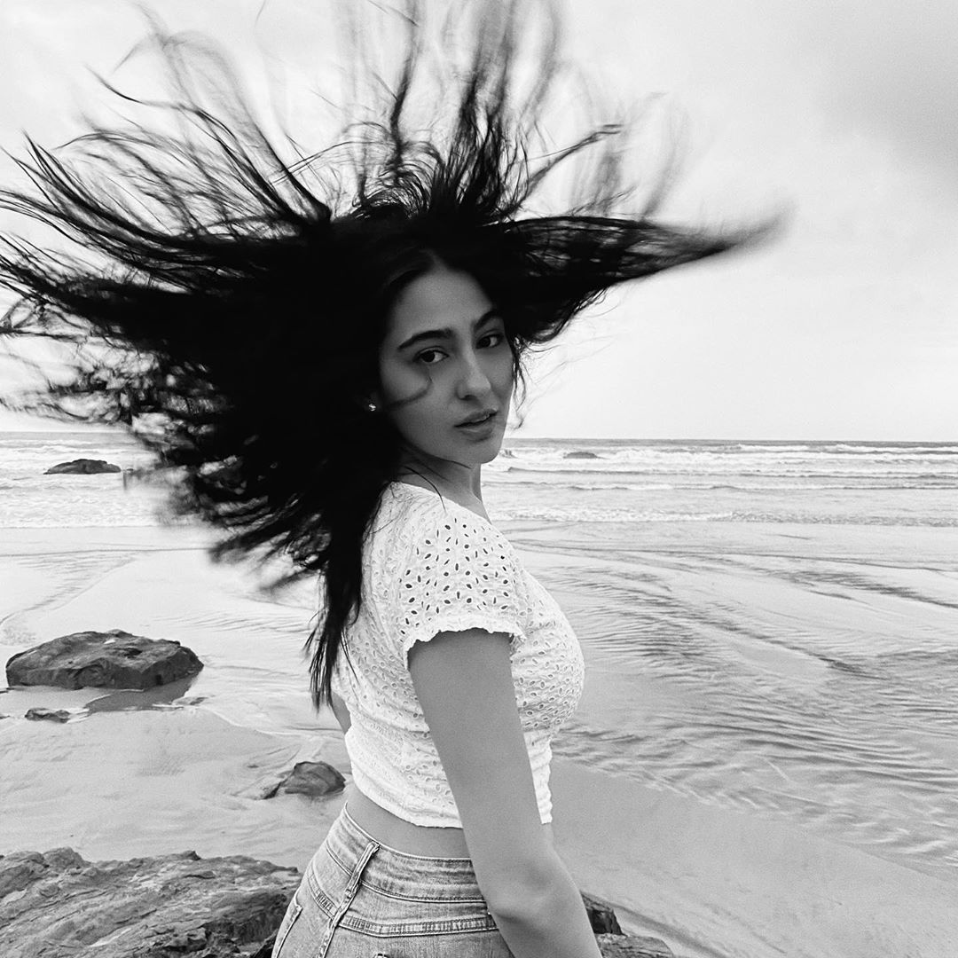 • যেমন হল সারা আলি খানের সঙ্গে । একদিকে সুশান্তের মৃত্যুর পর থেকে নেপোকিড হওয়ার দৌলতে এবং সুশান্তের সঙ্গে প্রেমের সম্পর্কে থাকার দাবিতে তাঁকে আক্রমণের মুখে পড়তে হয়েছিল । এ বার তাঁর ধর্মের কারণে ফের ট্রোলড হতে হল সইফকন্যাকে । ছবি: ইনস্টাগ্রাম । • যেমন হল সারা আলি খানের সঙ্গে । একদিকে সুশান্তের মৃত্যুর পর থেকে নেপোকিড হওয়ার দৌলতে এবং সুশান্তের সঙ্গে প্রেমের সম্পর্কে থাকার দাবিতে তাঁকে আক্রমণের মুখে পড়তে হয়েছিল । এ বার তাঁর ধর্মের কারণে ফের ট্রোলড হতে হল সইফকন্যাকে । ছবি: ইনস্টাগ্রাম ।