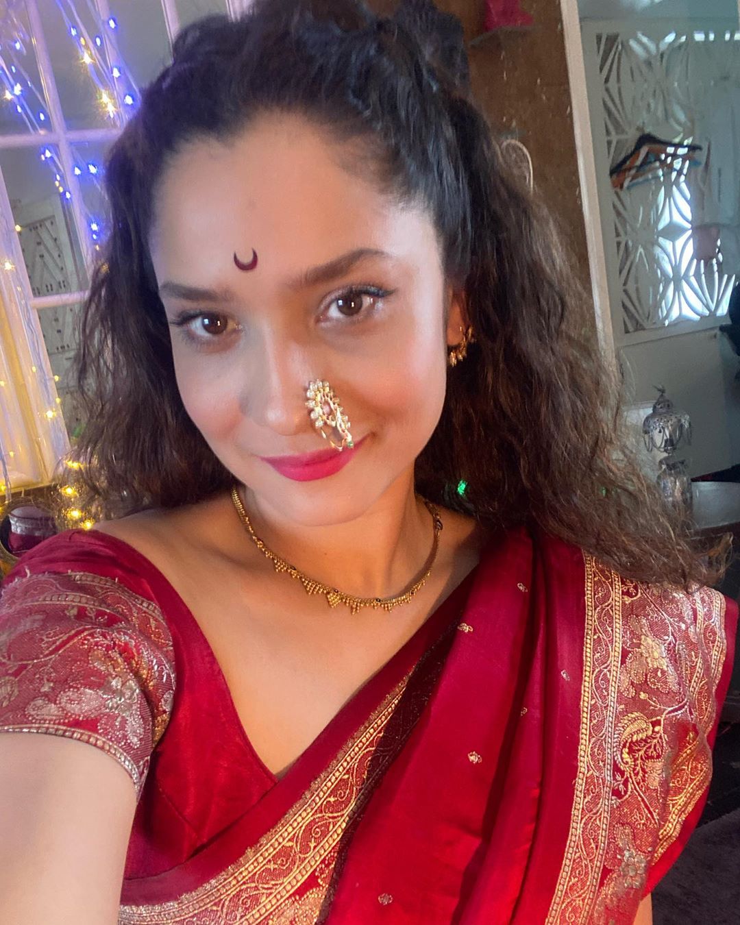 • খাঁটি মারাঠি সাজে সেজেছিলেন অঙ্কিতা । লাল টুকটুকে বেনারসী, নাকে নথনি, কপালে মারাঠি তিলক। একেবারে নববধূর মতো দেখতে লাগছিল তাঁকে । • খাঁটি মারাঠি সাজে সেজেছিলেন অঙ্কিতা । লাল টুকটুকে বেনারসী, নাকে নথনি, কপালে মারাঠি তিলক। একেবারে নববধূর মতো দেখতে লাগছিল তাঁকে ।