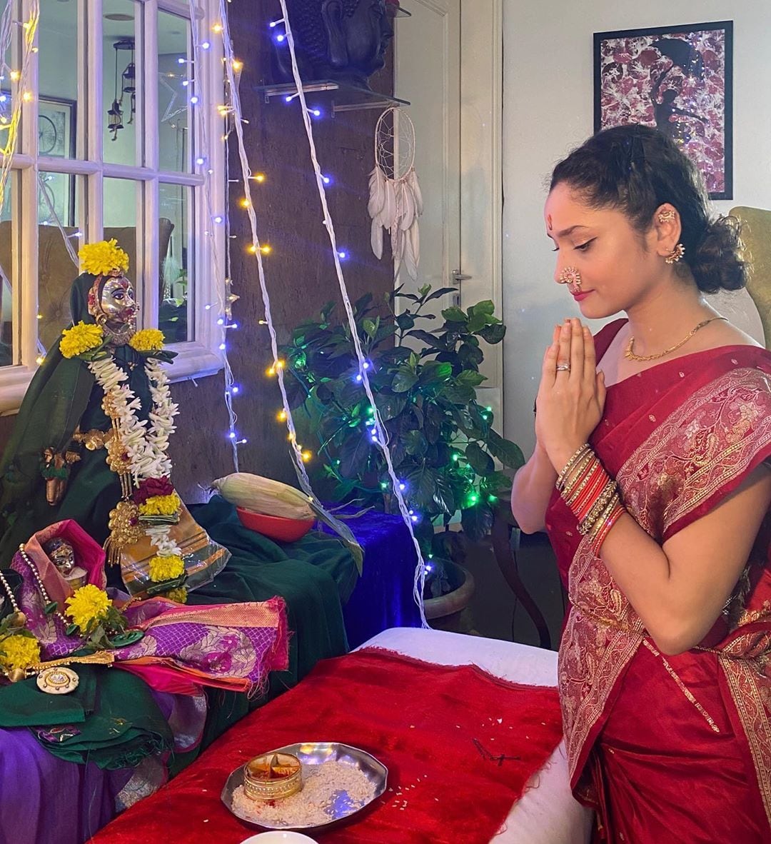 • সদ্যই গিয়েছে গণেশ চতুর্থী। বরাবরই অঙ্কিতা বেশ ধার্মিক প্রকৃতির । সুশান্তের মৃত্যুর পরেও সোশ্যাল মিডিয়ায় বারবার তাঁকে প্রার্থনার ছবি পোস্ট করতে দেখা গিয়েছিল । • সদ্যই গিয়েছে গণেশ চতুর্থী। বরাবরই অঙ্কিতা বেশ ধার্মিক প্রকৃতির । সুশান্তের মৃত্যুর পরেও সোশ্যাল মিডিয়ায় বারবার তাঁকে প্রার্থনার ছবি পোস্ট করতে দেখা গিয়েছিল ।