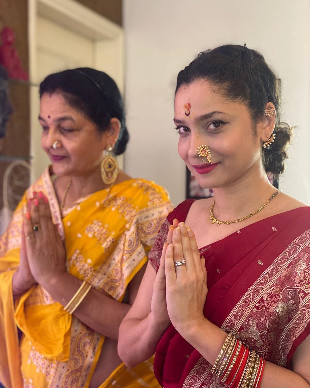 • নিজের বাড়িতে ছোট করে করলেন গণেশ চতুর্থীর পুজোও । শুধু গণেশ নয়, সঙ্গে ছিলেন মা লক্ষ্মীও । লক্ষ্মী-গণেশের পুজোয় অঙ্কিতার সঙ্গে ছিলেন তাঁর মা বন্দনা লোখান্ডেও । • নিজের বাড়িতে ছোট করে করলেন গণেশ চতুর্থীর পুজোও । শুধু গণেশ নয়, সঙ্গে ছিলেন মা লক্ষ্মীও । লক্ষ্মী-গণেশের পুজোয় অঙ্কিতার সঙ্গে ছিলেন তাঁর মা বন্দনা লোখান্ডেও ।