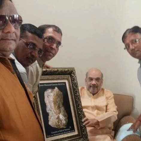 প্রতিবছর গণেশ পুজোর সময়েই এই গণেশ মূর্তি নিয়ে চর্চা শুরু হয় ৷ কারণ অত্যন্ত সুরক্ষা ব্যবস্থার মধ্যে এই মূর্তির পুজো করা এবং দেখার সুযোগ খুব কম মানুষেরই হয় ৷ প্রতিবছর গণেশ পুজোর সময়েই এই গণেশ মূর্তি নিয়ে চর্চা শুরু হয় ৷ কারণ অত্যন্ত সুরক্ষা ব্যবস্থার মধ্যে এই মূর্তির পুজো করা এবং দেখার সুযোগ খুব কম মানুষেরই হয় ৷