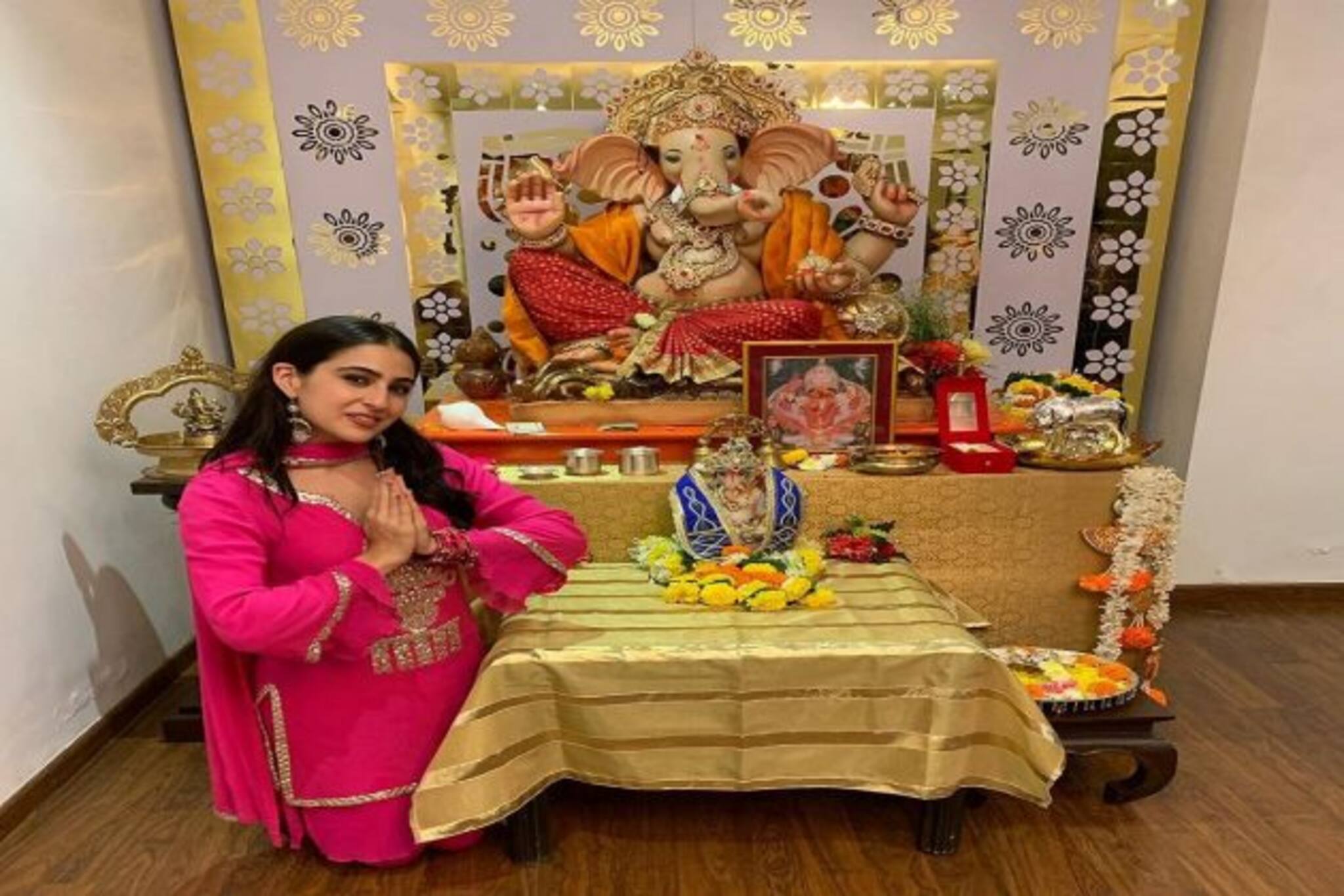 গণেশ চতুর্থীর ছবি পোস্ট করতেই সোশ্যাল মিডিয়ায় ব্যাপক ট্রোলড হলেন সারা আলি খান