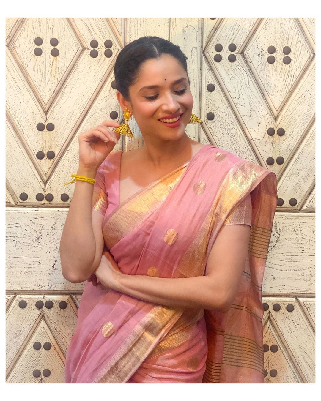 • সম্প্রতি সাক্ষাৎকার পর্বে রিয়া দাবি করেন, অঙ্কিতা বর্তমানে সুশান্তের বন্ধু ভিকি জৈনের সঙ্গে প্রেম করছেন, আবার ভাল সাজার নাটক করছেন । সুসান্তের বিধবা’র মতো ব্যবহার করছেন তিনি । • সম্প্রতি সাক্ষাৎকার পর্বে রিয়া দাবি করেন, অঙ্কিতা বর্তমানে সুশান্তের বন্ধু ভিকি জৈনের সঙ্গে প্রেম করছেন, আবার ভাল সাজার নাটক করছেন । সুসান্তের বিধবা’র মতো ব্যবহার করছেন তিনি ।
