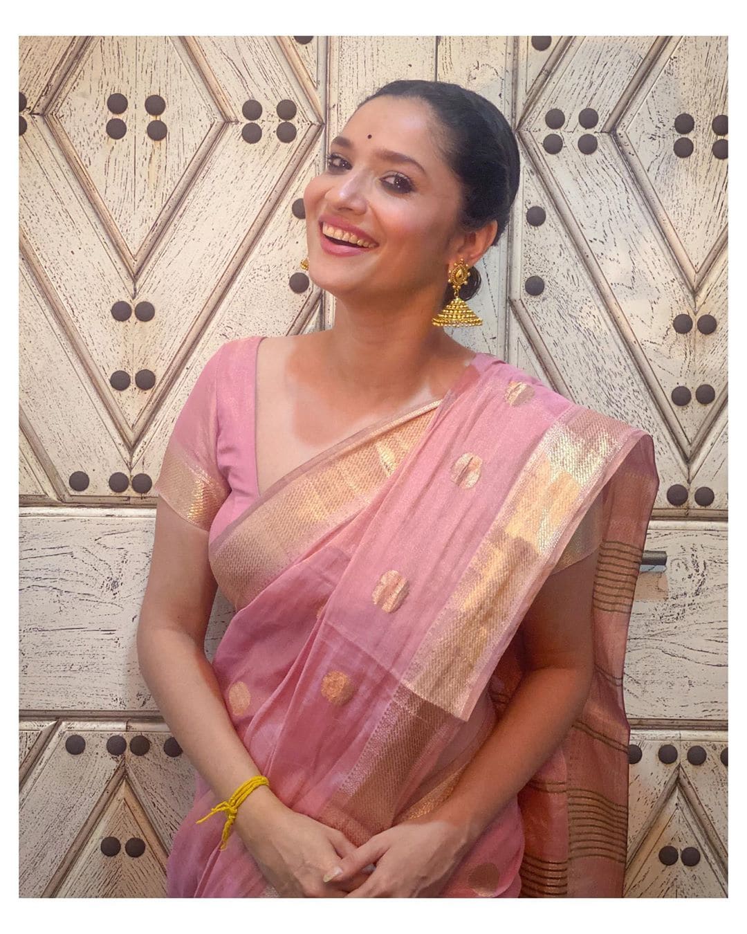 • এর উত্তরে অঙ্কিতা সপাটে জবাব দিলেন তাঁর ইনস্টাগ্রাম পোস্টে । সাজুগুজু করা, শাড়ি পরা, হাসিখুশি একাধিক ছবি পোস্ট করলেন সোশ্যাল মিডিয়ায় । • এর উত্তরে অঙ্কিতা সপাটে জবাব দিলেন তাঁর ইনস্টাগ্রাম পোস্টে । সাজুগুজু করা, শাড়ি পরা, হাসিখুশি একাধিক ছবি পোস্ট করলেন সোশ্যাল মিডিয়ায় ।