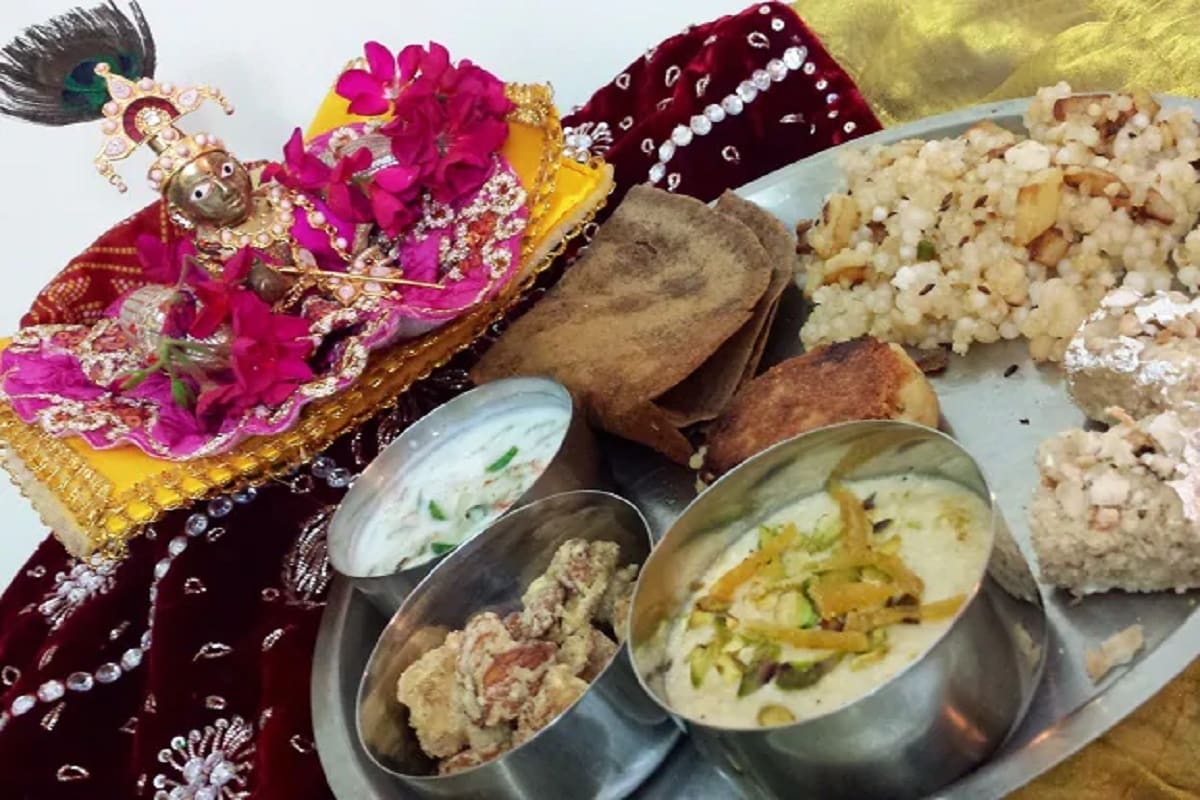 • জন্মাষ্টমীতে বিশেষভাবে পুজিত হন শ্রীকৃষ্ণ ৷ তাই তাঁর ভোগও হয় অন্যদিনের থেকে অনেক আলাদা ৷ কী কী থাকতেই হবে কৃষ্ণকে নিবেদিত ভোগে? জেনে নিন... • জন্মাষ্টমীতে বিশেষভাবে পুজিত হন শ্রীকৃষ্ণ ৷ তাই তাঁর ভোগও হয় অন্যদিনের থেকে অনেক আলাদা ৷ কী কী থাকতেই হবে কৃষ্ণকে নিবেদিত ভোগে? জেনে নিন...