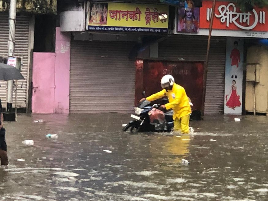 • প্রবল ঝড়বৃষ্টিতে কার্যস্ত বিপর্যস্ত বাণিজ্যনগরী । ১০৭ কিমি বেগে বয়ে গিয়েছে ঝড় । (Image: Special Arrangement) • প্রবল ঝড়বৃষ্টিতে কার্যস্ত বিপর্যস্ত বাণিজ্যনগরী । ১০৭ কিমি বেগে বয়ে গিয়েছে ঝড় । (Image: Special Arrangement)