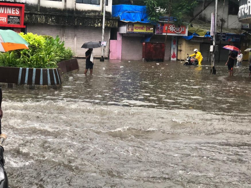 • শহরের একাধিক জায়গা জলমগ্ন, ছিঁড়ে গিয়েছে বিদ্যুতের তার, বিপর্যস্ত সিগনালিং ব্যবস্থা, ট্রেন ও বাস পরিষেবাও অচল হয়ে গিয়েছে । রাজ্যের পরিস্থিতি নিয়ে কথা বলতে প্রধানমন্ত্রী নরেন্দ্র মোদিকে ফোন করেন মহারাষ্ট্রের মুখ্যমন্ত্রী উদ্ধব ঠাকরে। সমস্তরকম সাহায্যের আশ্বাস দিয়েছেন প্রধানমন্ত্রী। (Image: Special Arrangement) • শহরের একাধিক জায়গা জলমগ্ন, ছিঁড়ে গিয়েছে বিদ্যুতের তার, বিপর্যস্ত সিগনালিং ব্যবস্থা, ট্রেন ও বাস পরিষেবাও অচল হয়ে গিয়েছে । রাজ্যের পরিস্থিতি নিয়ে কথা বলতে প্রধানমন্ত্রী নরেন্দ্র মোদিকে ফোন করেন মহারাষ্ট্রের মুখ্যমন্ত্রী উদ্ধব ঠাকরে। সমস্তরকম সাহায্যের আশ্বাস দিয়েছেন প্রধানমন্ত্রী। (Image: Special Arrangement)