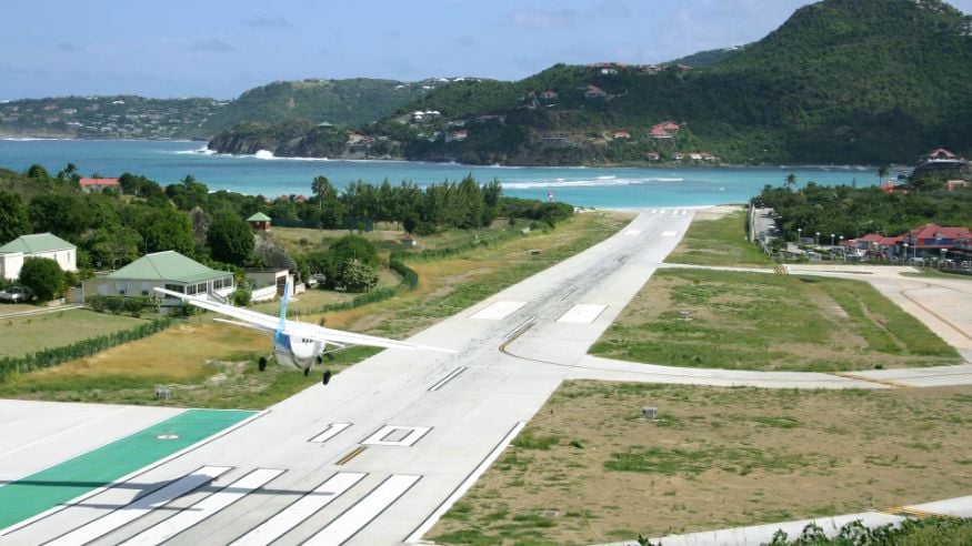 Gustaf III Airport, Saint-Barthélemy: এত ছোট রানওয়েতে শুধুমাত্র ২০ জন যাত্রীর প্রাইভেট বিমানই নামতে পারে ৷ Gustaf III Airport, Saint-Barthélemy: এত ছোট রানওয়েতে শুধুমাত্র ২০ জন যাত্রীর প্রাইভেট বিমানই নামতে পারে ৷