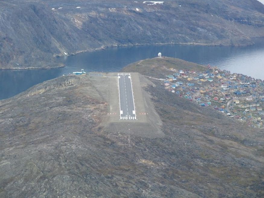 Narsarsuaq Airport, Greenland: গ্রিনল্যান্ডের বিমানবন্দর ৷ রানওয়ে কতটা বিপজ্জনক হতে পারে তা আন্দাজ করাটা হয়তো খুব একাট কঠিন কাজ নয় ৷ পাহাড়ের গা বেয়ে অধিকাংশ সময় সাংঘাতিক ঝড় অতিক্রম করে বিমান ওঠানামা করতে হয় পাইলটদের ৷ Narsarsuaq Airport, Greenland: গ্রিনল্যান্ডের বিমানবন্দর ৷ রানওয়ে কতটা বিপজ্জনক হতে পারে তা আন্দাজ করাটা হয়তো খুব একাট কঠিন কাজ নয় ৷ পাহাড়ের গা বেয়ে অধিকাংশ সময় সাংঘাতিক ঝড় অতিক্রম করে বিমান ওঠানামা করতে হয় পাইলটদের ৷