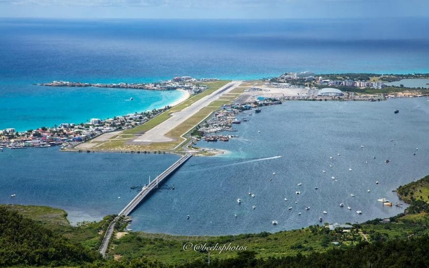 Princess Juliana International Airport, St Maarten: ছবির মতো সুন্দর এই দ্বীপের রানওয়ের ছবি দেখলেই বোঝা সম্ভব যে কতটা কঠিন এখানে বিমান ল্যান্ড করাটা ৷ (Image: SXMAirport) Princess Juliana International Airport, St Maarten: ছবির মতো সুন্দর এই দ্বীপের রানওয়ের ছবি দেখলেই বোঝা সম্ভব যে কতটা কঠিন এখানে বিমান ল্যান্ড করাটা ৷ (Image: SXMAirport)