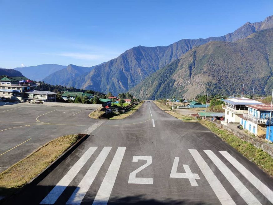 Tenzing-Hillary Airport, Nepal: নেপালের তেনজিং-হিলারি বিমানবন্দর ৷ এভারেস্টের অভিযাত্রীরা বেস হিসেবে এই বিমানবন্দরকে ব্যবহার করেন ৷ বিশ্বের সবচেয়ে ছোট রানওয়েগুলির মধ্যে অন্যতম এটি ৷ দৈর্ঘ্য মাত্র ১৫০০ ফুট ৷ Tenzing-Hillary Airport, Nepal: নেপালের তেনজিং-হিলারি বিমানবন্দর ৷ এভারেস্টের অভিযাত্রীরা বেস হিসেবে এই বিমানবন্দরকে ব্যবহার করেন ৷ বিশ্বের সবচেয়ে ছোট রানওয়েগুলির মধ্যে অন্যতম এটি ৷ দৈর্ঘ্য মাত্র ১৫০০ ফুট ৷
